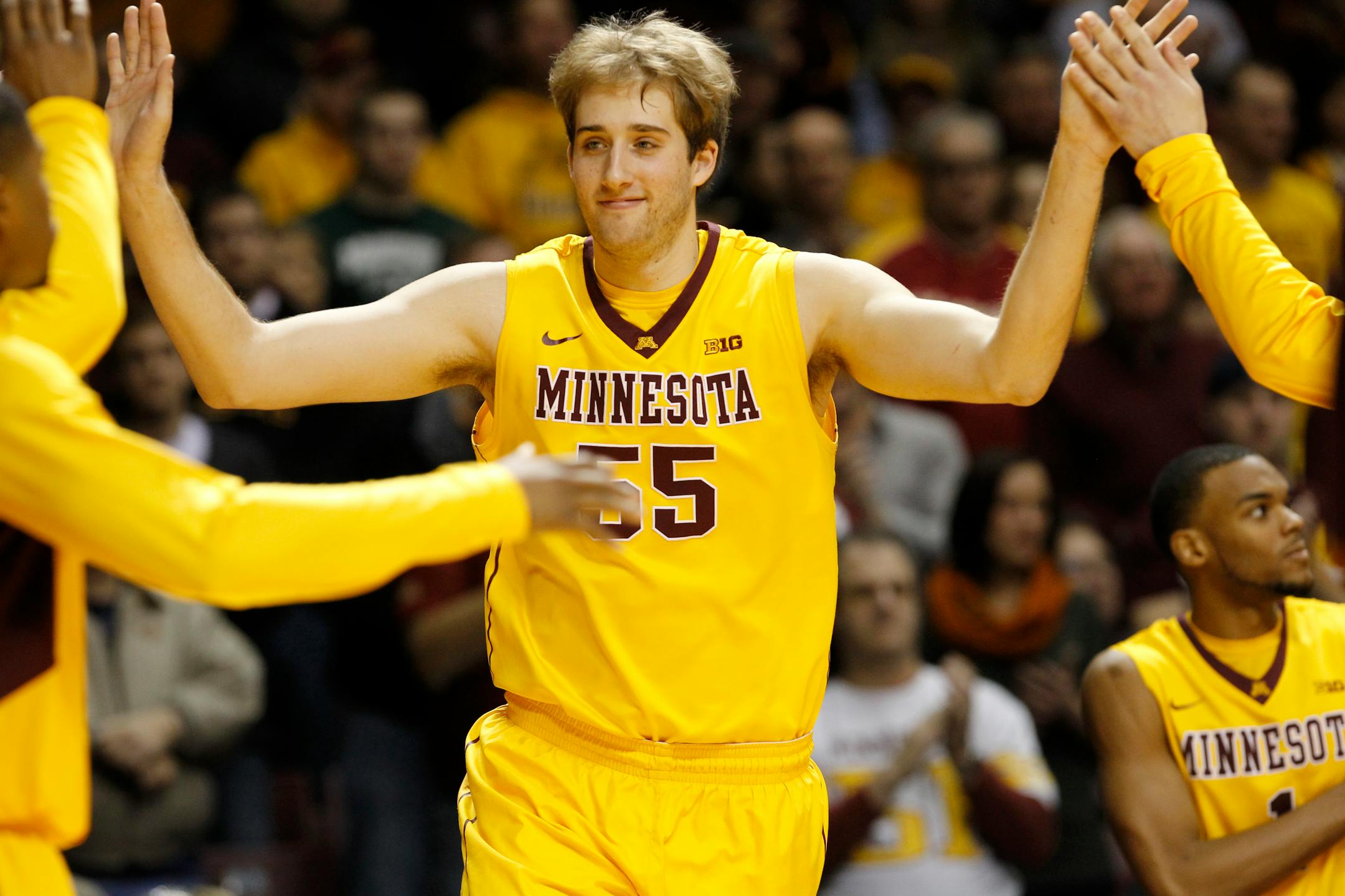 Gophers center Elliott Eliason