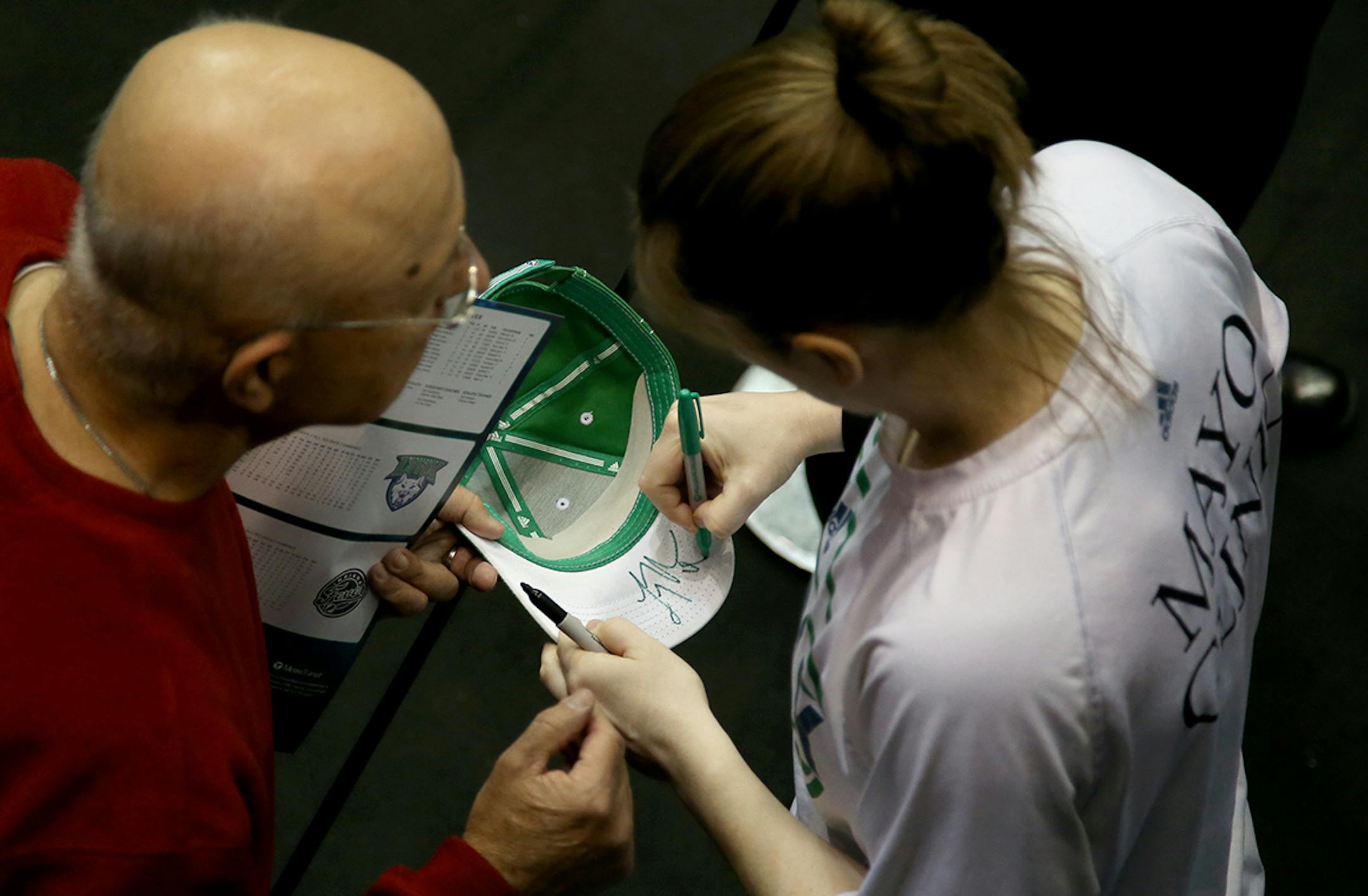 Lynx Lindsay Whalen signed autographs after pre game warm ups.