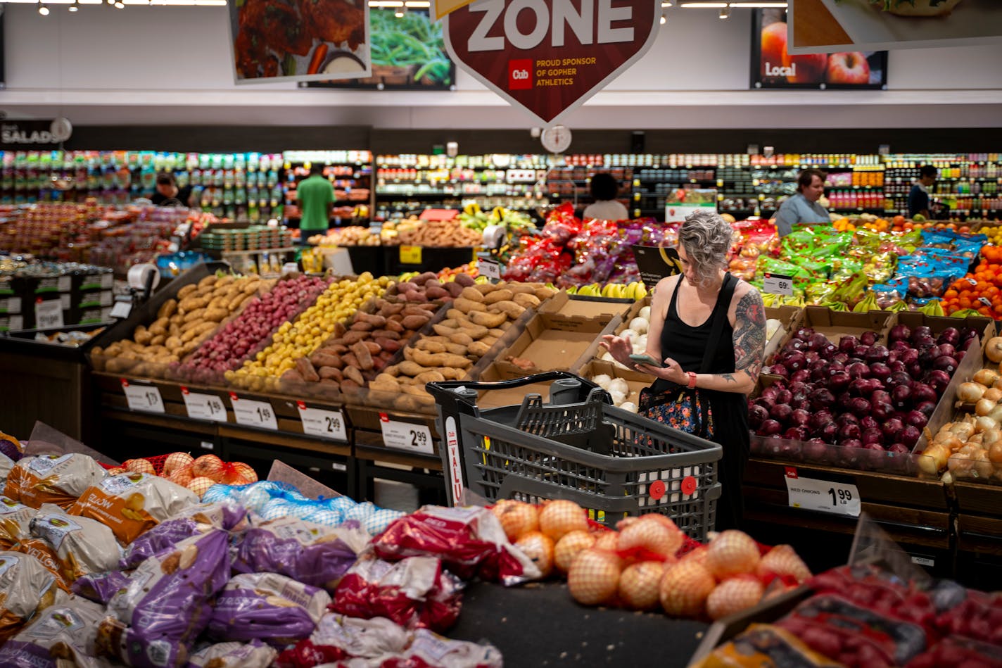 Cub Food patrons shopped in the fresh food section of the supermarket in Minneapolis, Minn. on Thursday, Aug. 10, 2023. Price rates for groceries, gas and rent are all increasing across the country, but Minneapolis has the lowest inflation rate of any metropolitan area in the United States. ] Angelina Katsanis • angelina.katsanis@startribune.com