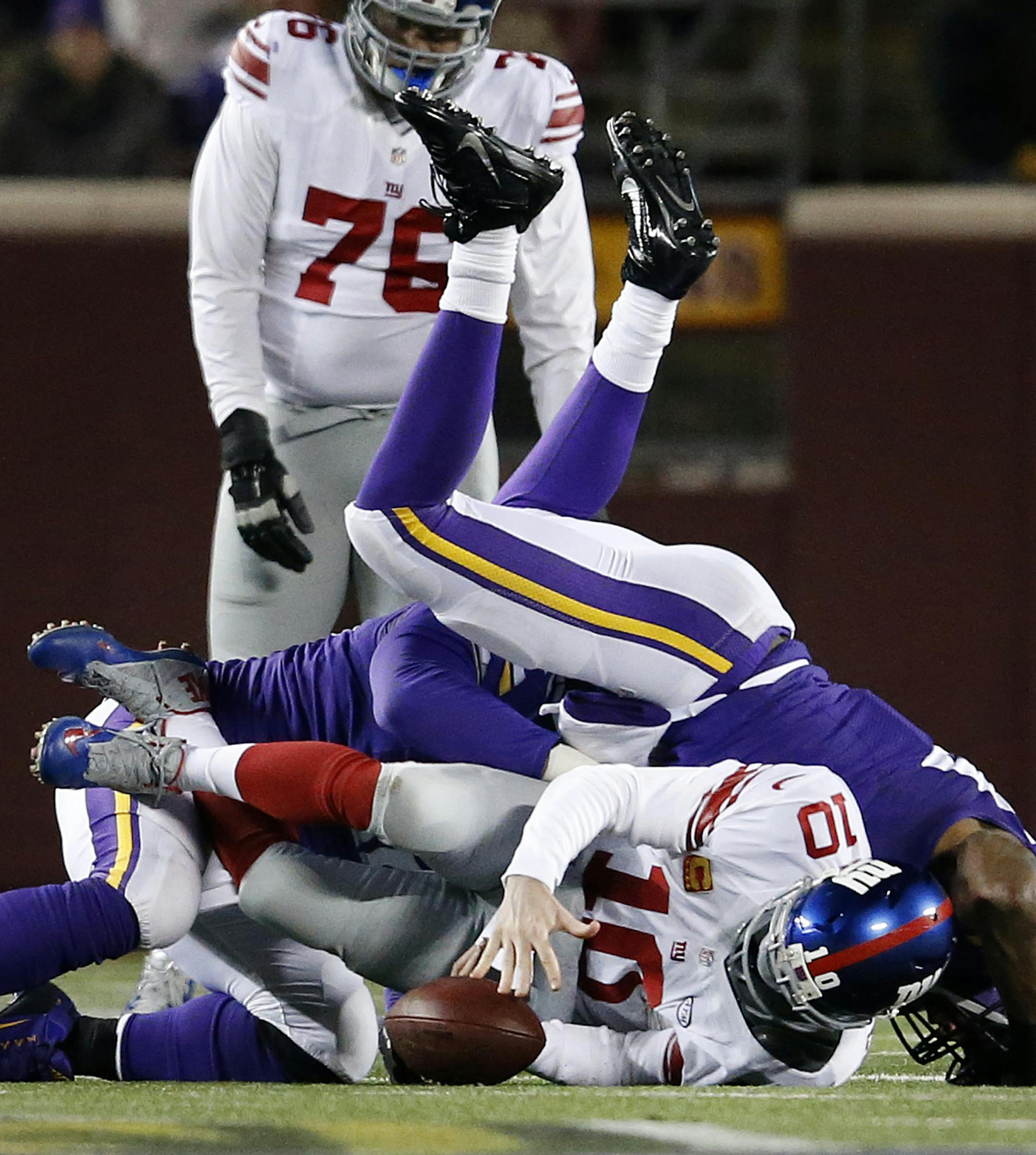 Tom Johnson (92) and Danielle Hunter (99) sacked Eli Manning in the fourth quarter. ] CARLOS GONZALEZ ï cgonzalez@startribune.com - December 27, 2015, Minneapolis, MN, TCF Bank Stadium, NFL, Minnesota Vikings vs. New York Giants ORG XMIT: MIN1512272248302004