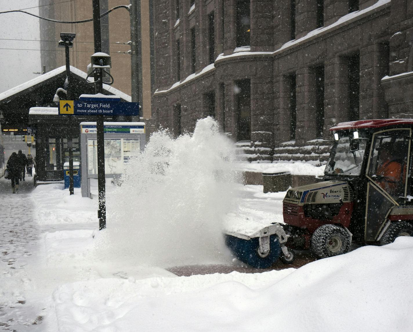 Snow is cleared in downtown Minneapolis on Wednesday, Feb. 20, 2019 ] TONY SAUNDERS &#xb0; anthony.saunders@startribune.com ORG XMIT: MIN1902201022460044