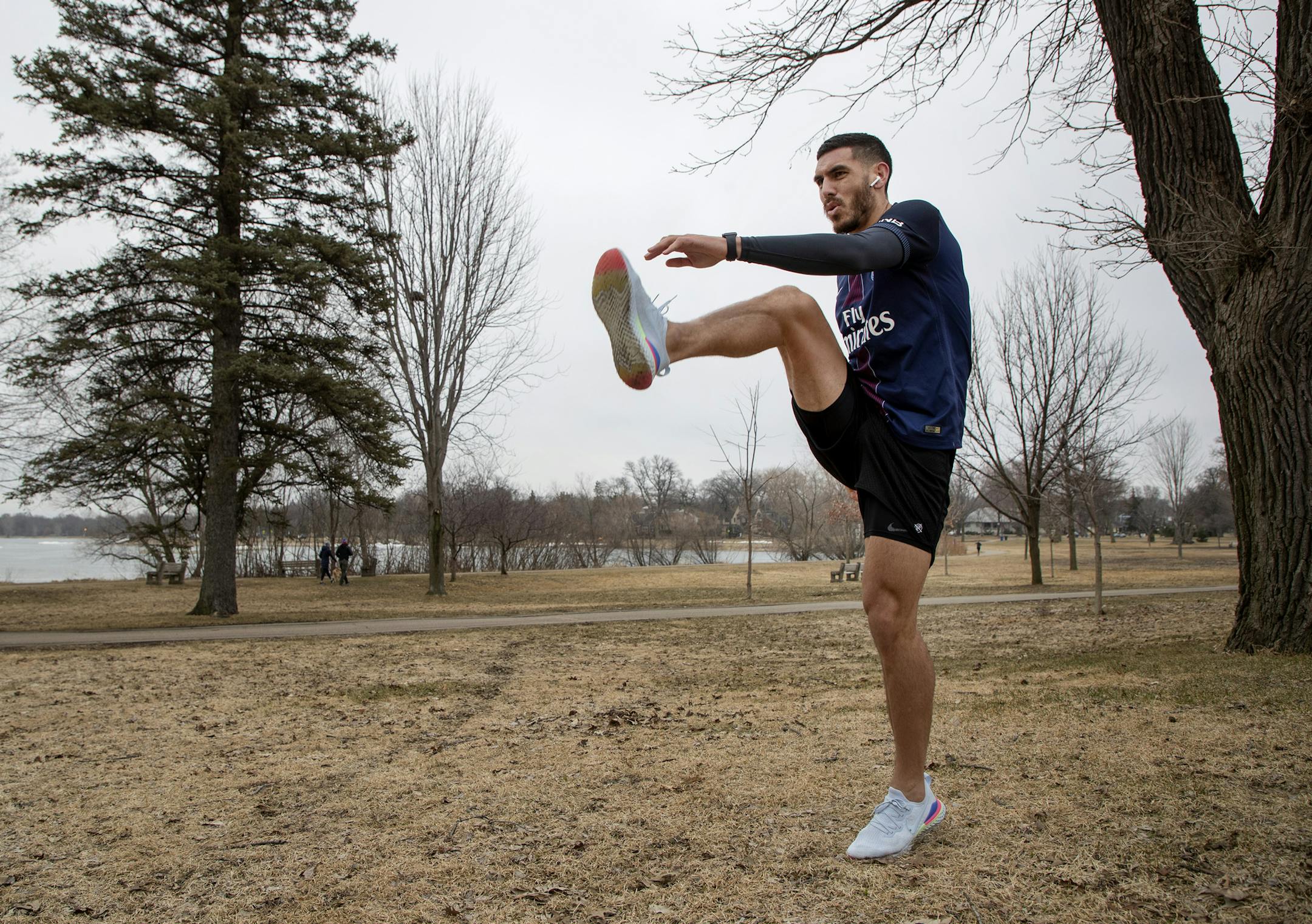Minnesota United FC defender Michael Boxall stretched out before a run around Bde Maka Ska. ] CARLOS GONZALEZ &#x2022; cgonzalez@startribune.com &#x2013; Minneapolis, MN &#x2013; March 24, 2020, Minnesota United FC Loons Michael Boxall Training in a time of COVID-19, coronavirus