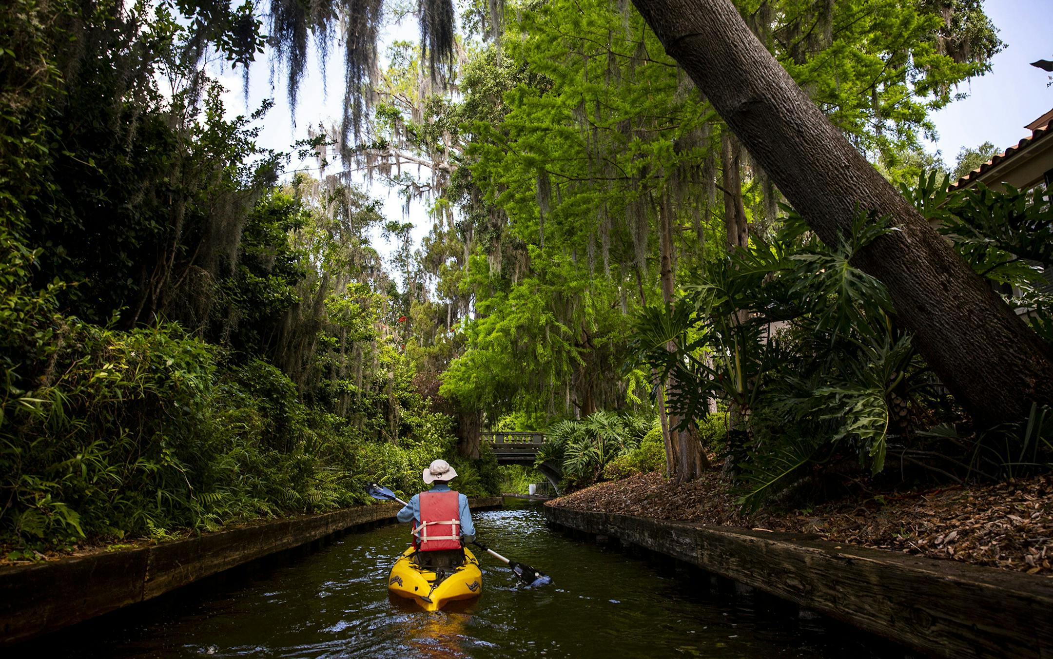 Joe Koerner leads a kayak tour of the Winter Park Chain of Lakes through Venetian Canal with Peace of Mind Kayak Tours on April 8, 2019, in Winter Park, Fla. (Patrick Connolly/Orlando Sentinel/TNS) ORG XMIT: 1303798