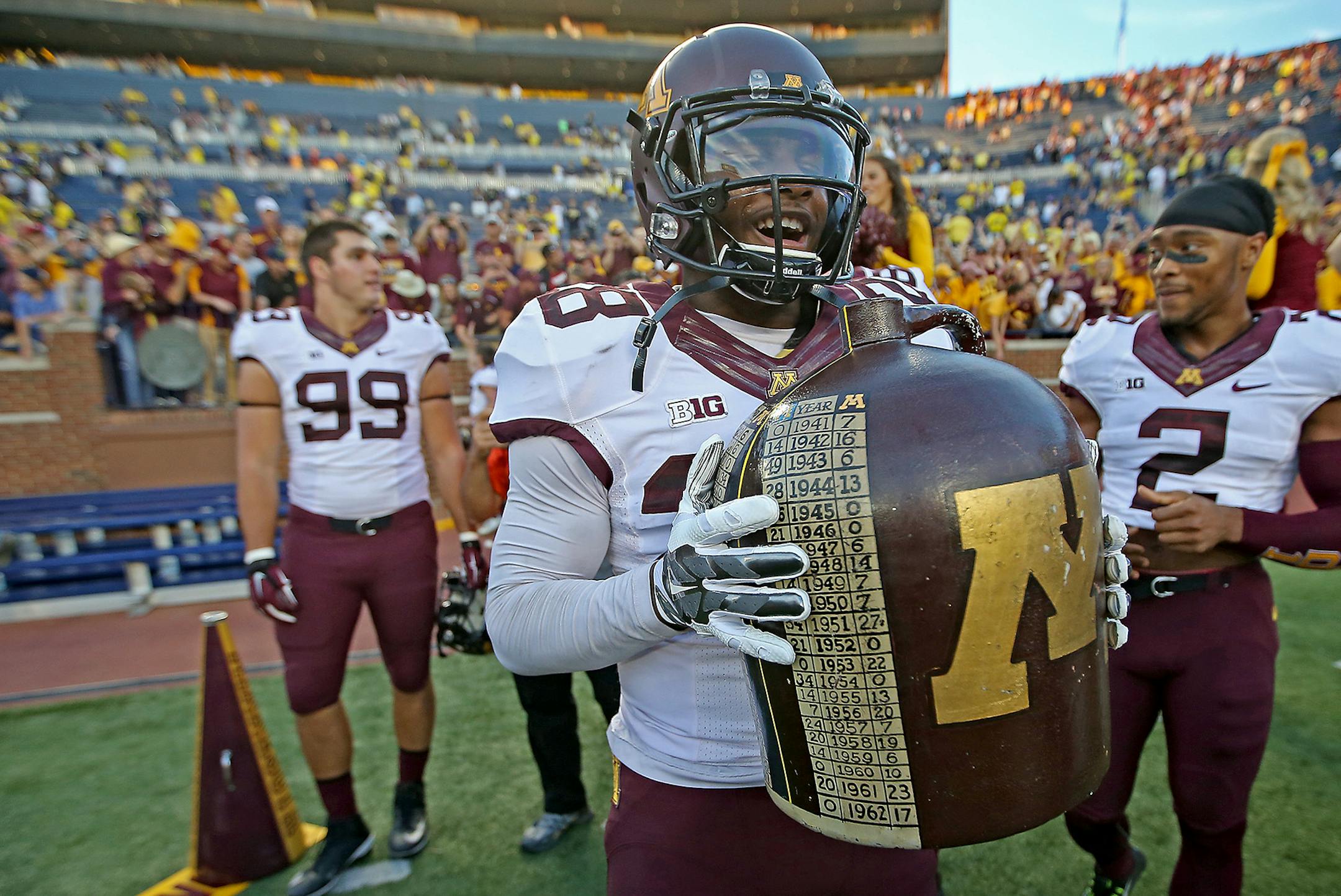 Minnesota defensive back Jalen Myrick (28) celebrated with the Little Brown Jug after defeating Michigan 30-14 at Michigan Stadium, Saturday, September 27, 2014 in Ann Arbor, MI. ] (ELIZABETH FLORES/STAR TRIBUNE) ELIZABETH FLORES &#x2022; eflores@startribune.com
