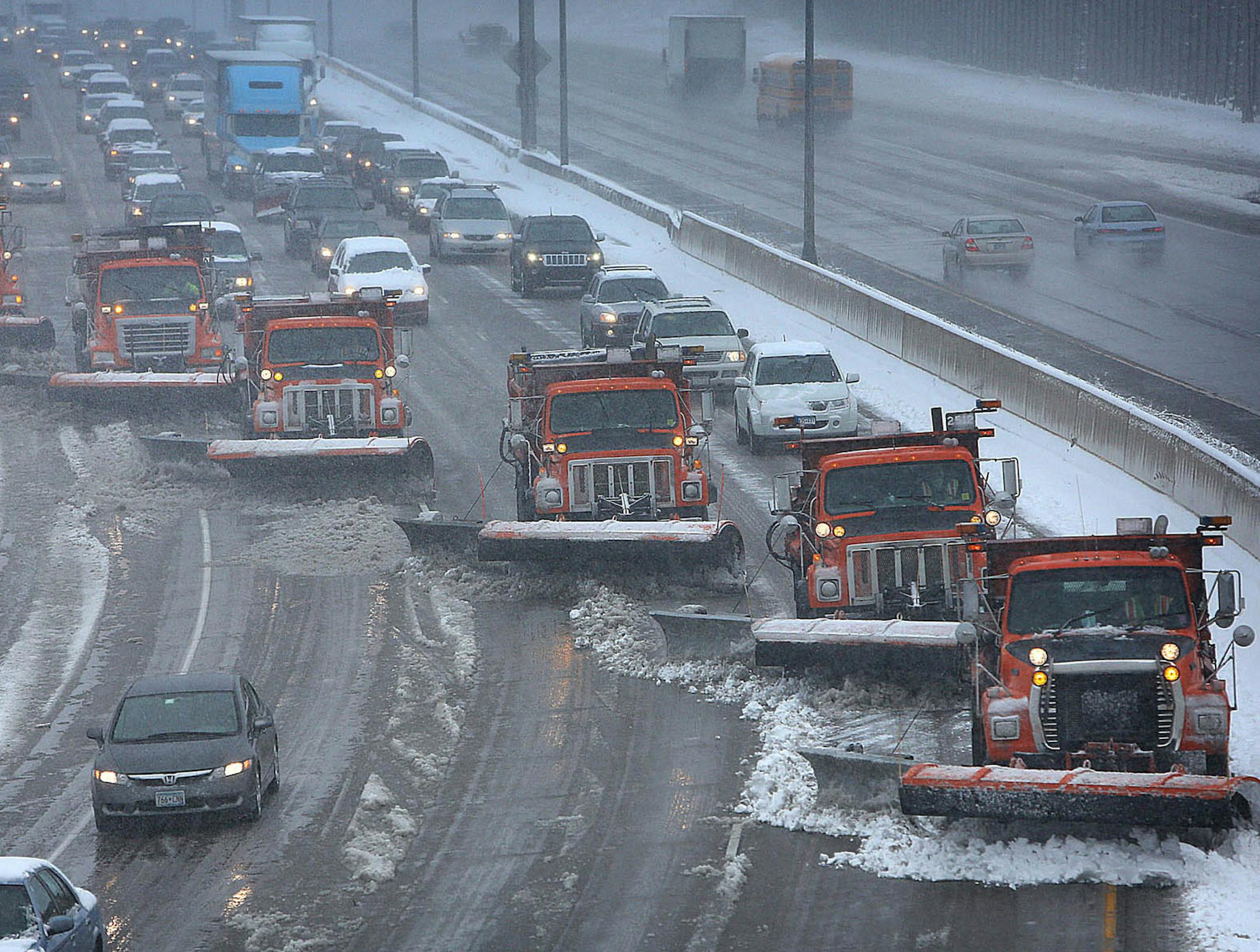 Snow plows teamed up to clear snow from the west bound lanes of Interstate 94 near Burns Ave. in St. Paul. ] (JIM GEHRZ/STAR TRIBUNE) / April 11, 2013 / 9:00 AM Minneapolis, MN ‚Äì BACKGROUND INFORMATION- A late-season snow storm hit Minnesota and the Twin Cities, dumping several inches of new snow across area. ORG XMIT: MIN1304111132561087