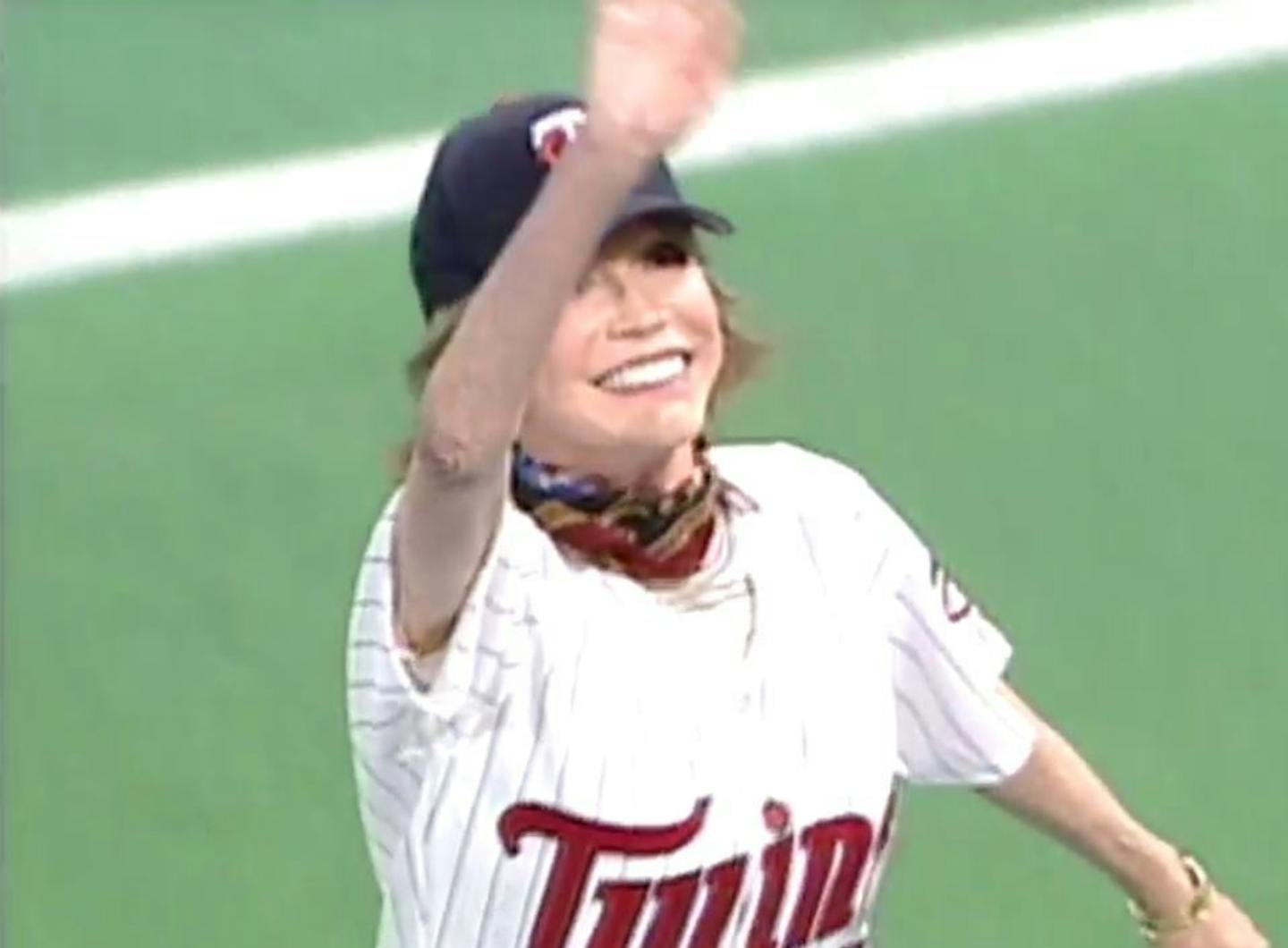 Mary Tyler Moore throws out the first pitch at the Metrodome in 2002.