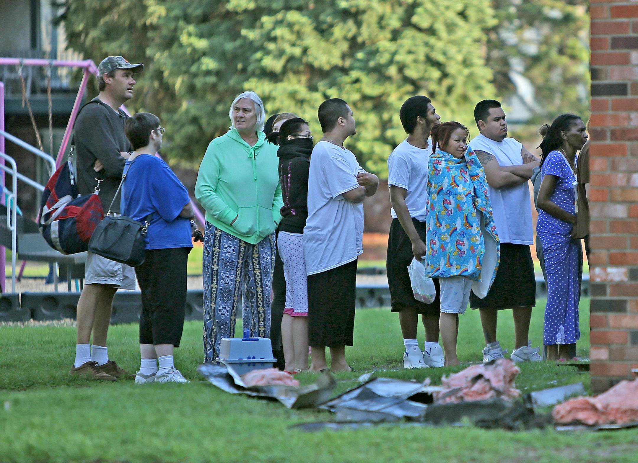 Residents of the Moonraker Apartments waited in line to retrieve items from their damaged apartments as a result of an early morning fire, Friday, May 30, 2014 in Brooklyn Park, MN. ] (ELIZABETH FLORES/STAR TRIBUNE) ELIZABETH FLORES • eflores@startribune.com