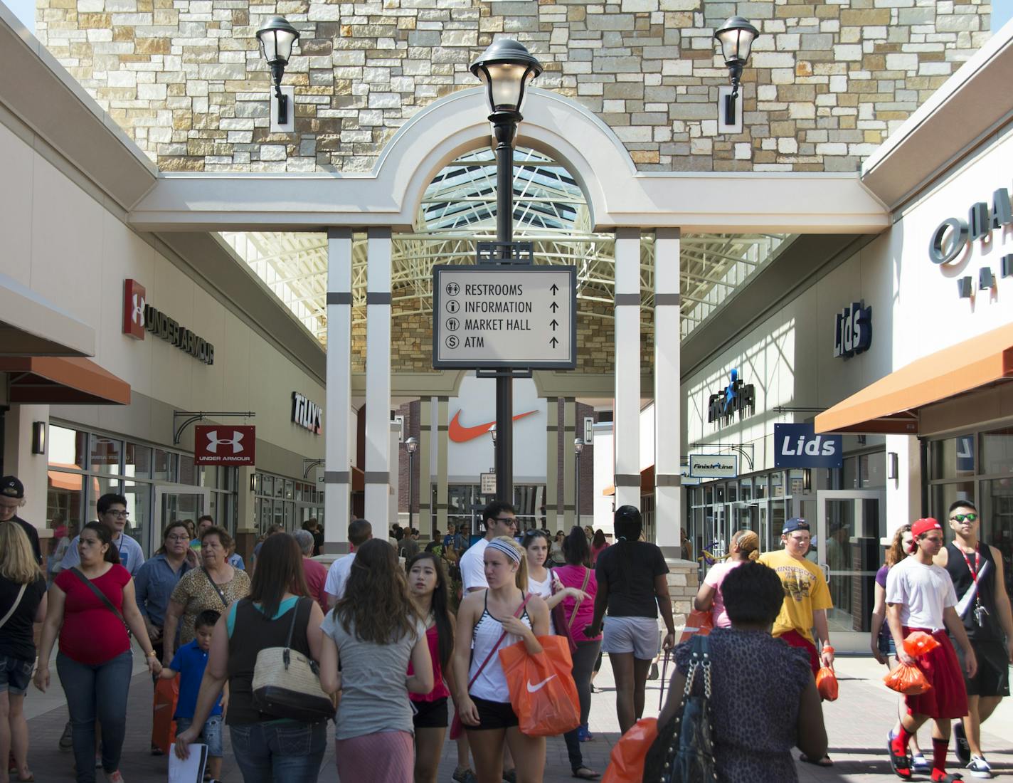 Looking down one of the passages lined with store fronts at Twins Cities Premium Outlets. ] The first Twin Cities outlet mall to be placed in a first ring suburb instead of an exurb opens today (Thurs) in Eagan. 123301 Outlets 20035776C (DAVID BREWSTER/STAR TRIBUNE) ORG XMIT: MIN1408141849546206