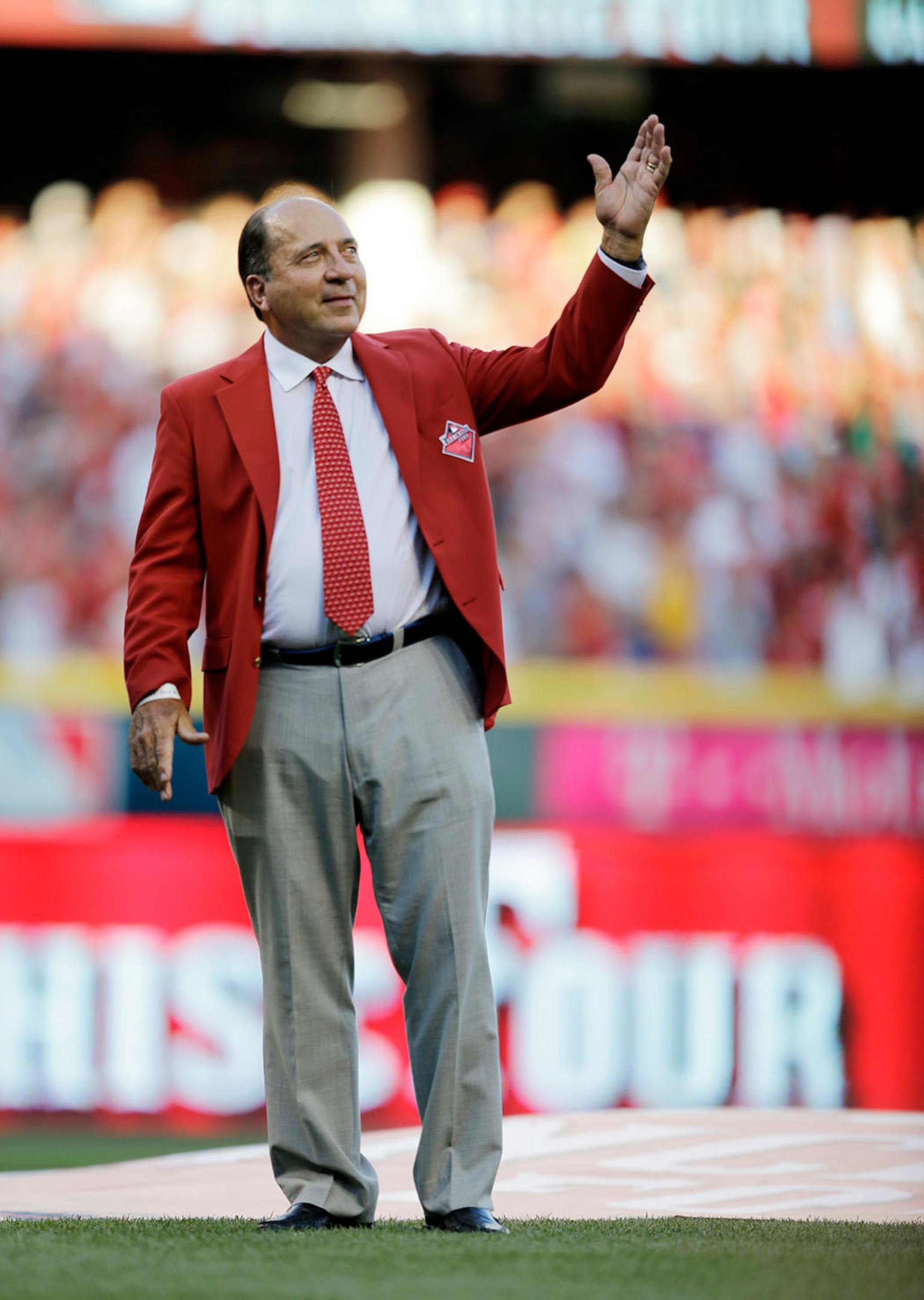 Johnny Bench is introduced as one of the Cincinnati Reds Franchise Four before the MLB All-Star baseball game, Tuesday, July 14, 2015, in Cincinnati.