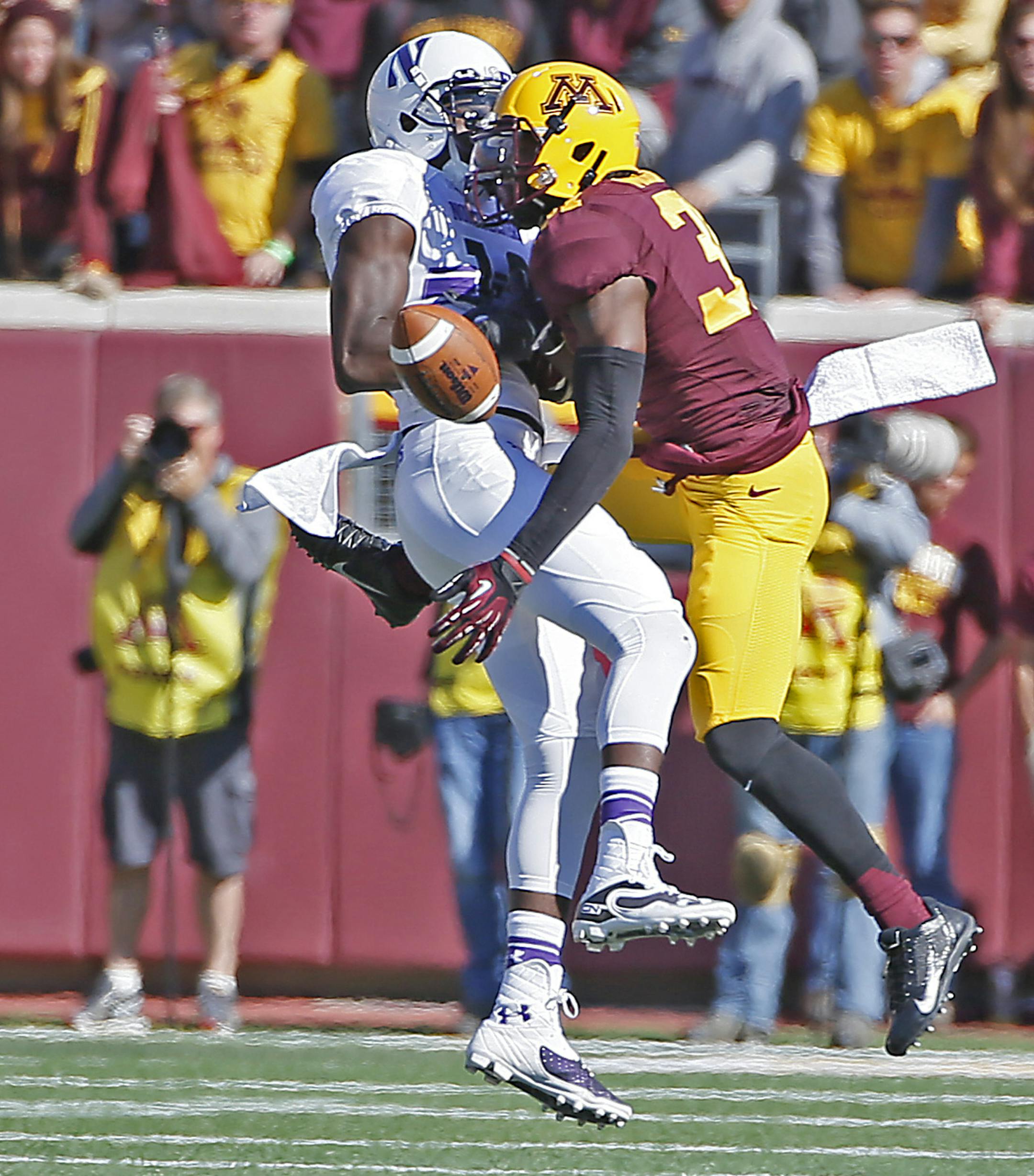 Gophers defensive back Eric Murray (31) blocked a pass intended for Northwestern Wildcats wide receiver Cameron Dickerson (19) in the fourth quarter as the Minnesota Gophers took on the Northwestern Wildcats at TCF Stadium, Saturday, October 11, 2014 in Minneapolis, MN. ] (ELIZABETH FLORES/STAR TRIBUNE) ELIZABETH FLORES • eflores@startribune.com