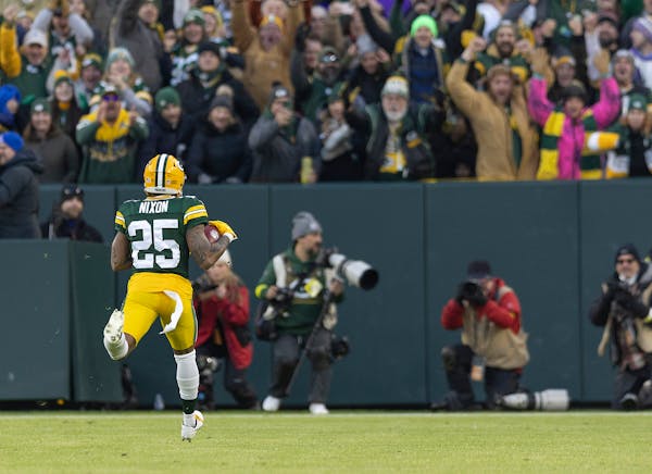The Packers’ Keisean Nixon returned a first-quarter kickoff 105 yards for a touchdown Sunday against the Vikings. 