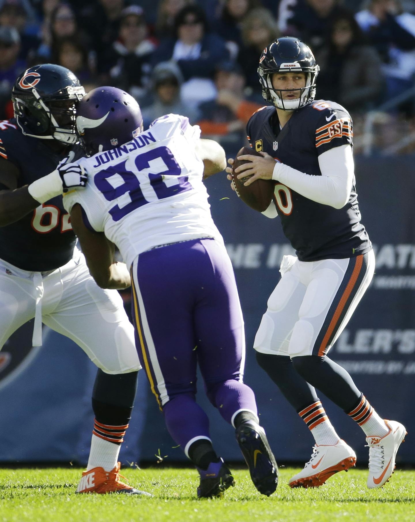 Chicago Bears quarterback Jay Cutler (6) looks for a receiver during the first half of an NFL football game against the Minnesota Vikings, Sunday, Nov. 1, 2015, in Chicago. (AP Photo/Nam Y. Huh)