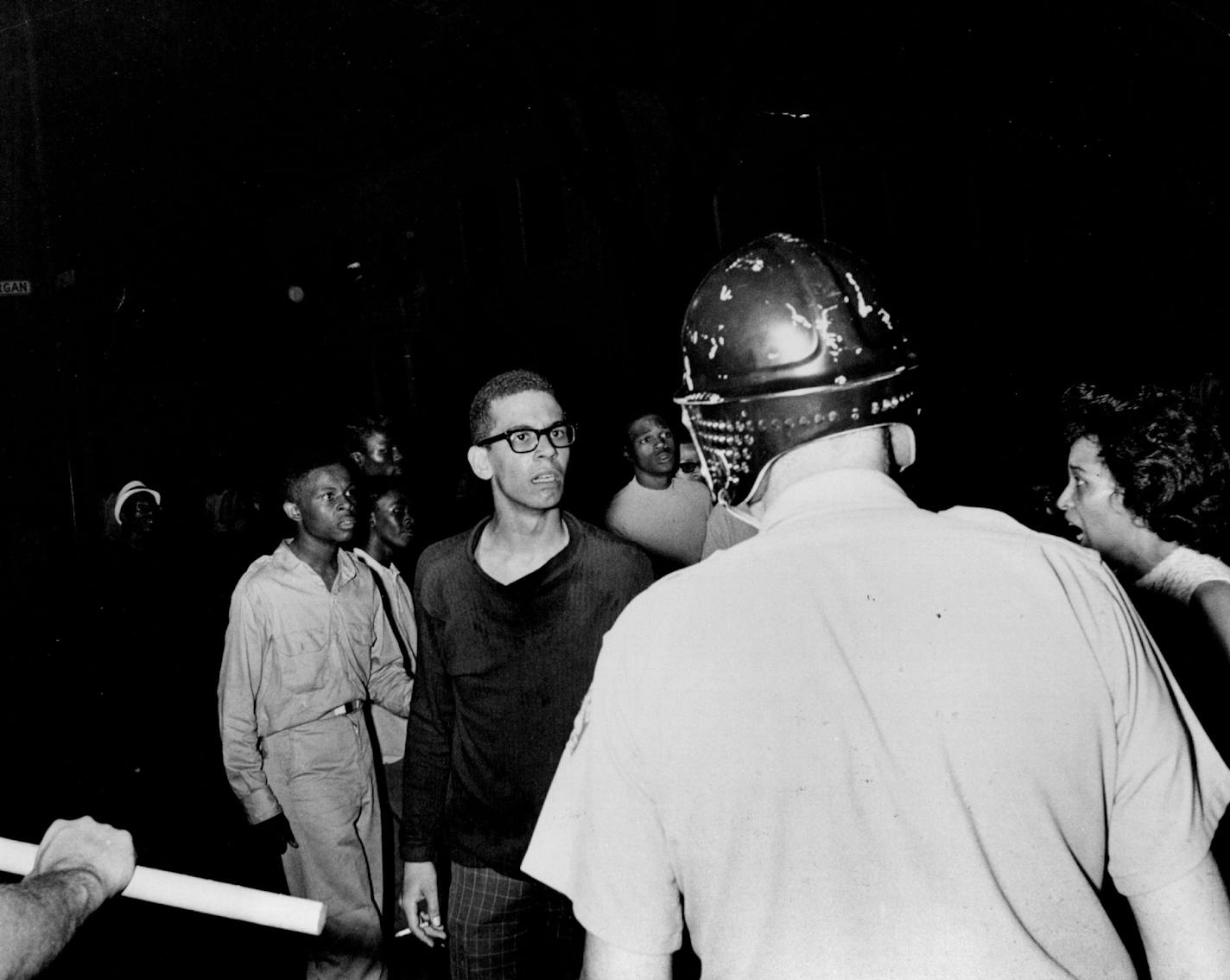 July 20, 1967 Demonstrators confronted a police officer during the Plymouth Av. dis turbances in 1967. Picture Magazine; Minneapolis Sunday Tribune ORG XMIT: MIN2017012911085947