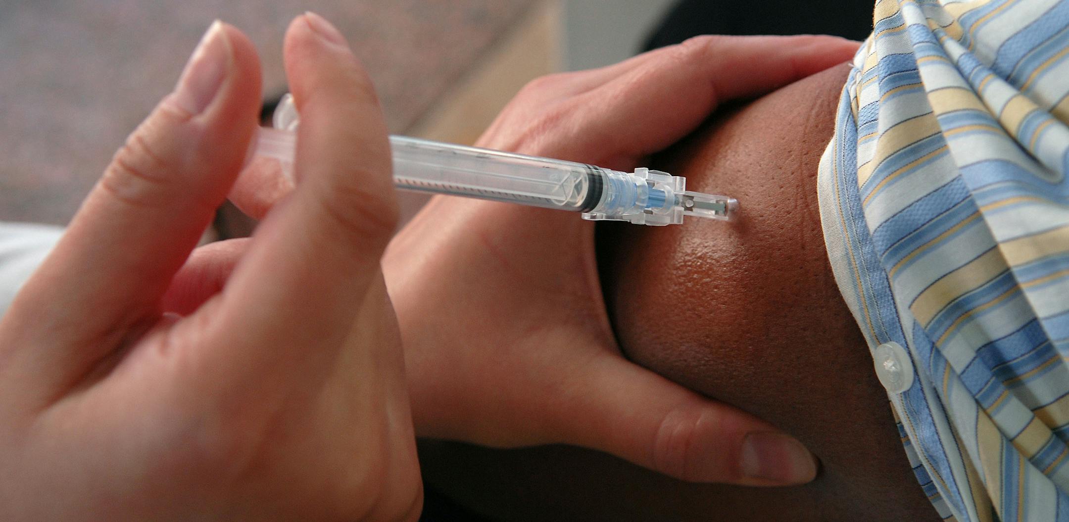 Richard Sennottïrsennott@startribune.com] The University of Minnesota's Boynton Health Service tries to set a Guinness World Redord for the most flu shots given in a single day. In this picture: Amelious Whyte of Minneapolis, Mn. who is with The U of M got his flu shot ORG XMIT: MIN2013091017503405