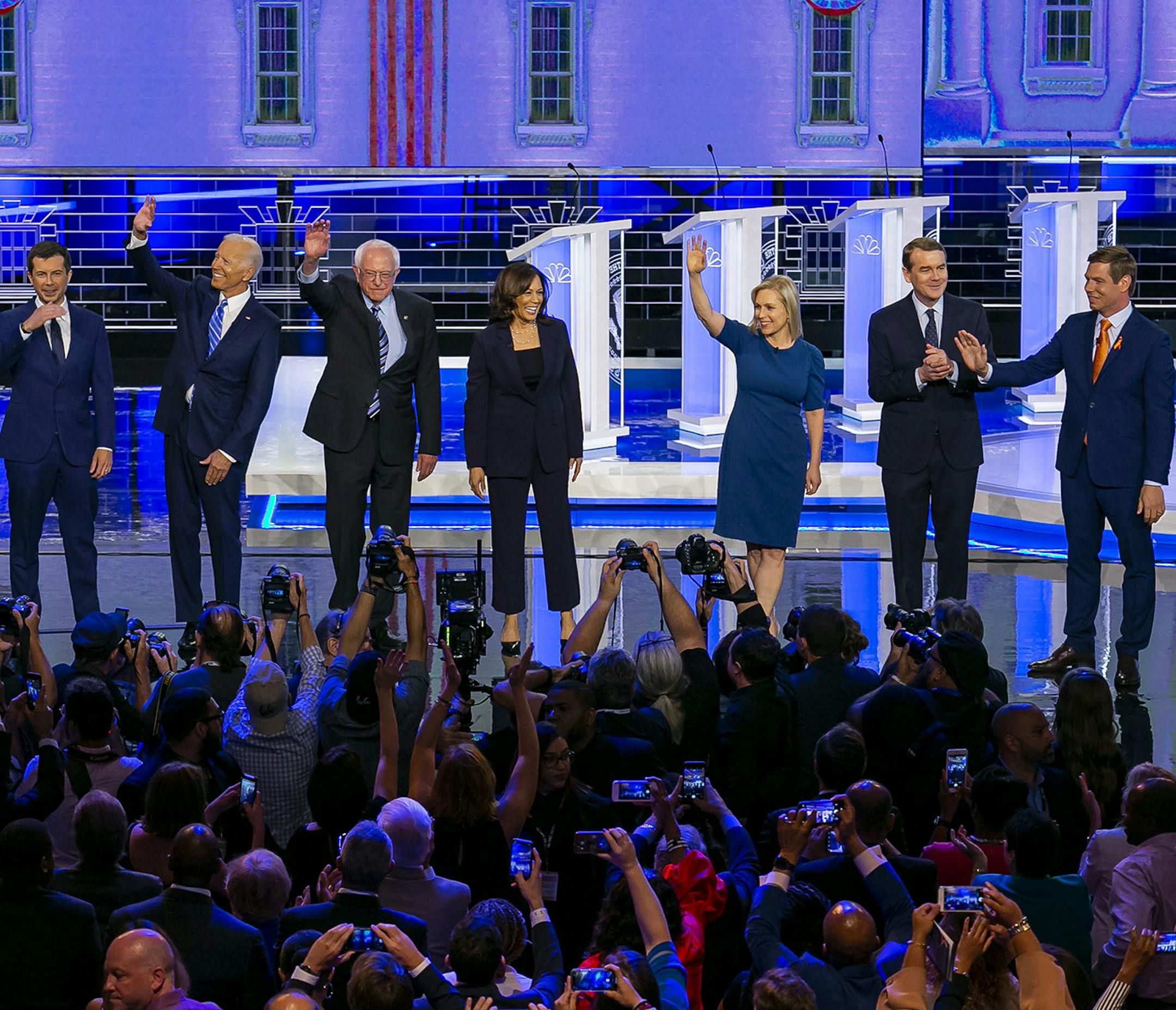 Democratic presidential candidates wave to the crowd as they arrive to the stage at the Adrienne Arsht Center for the Performing Arts in Miami on Thursday, June 27, 2019, for Day 2 of the first Democratic presidential primary debates for the 2020 elections. (Al Diaz/Miami Herald/TNS) ORG XMIT: 1348380