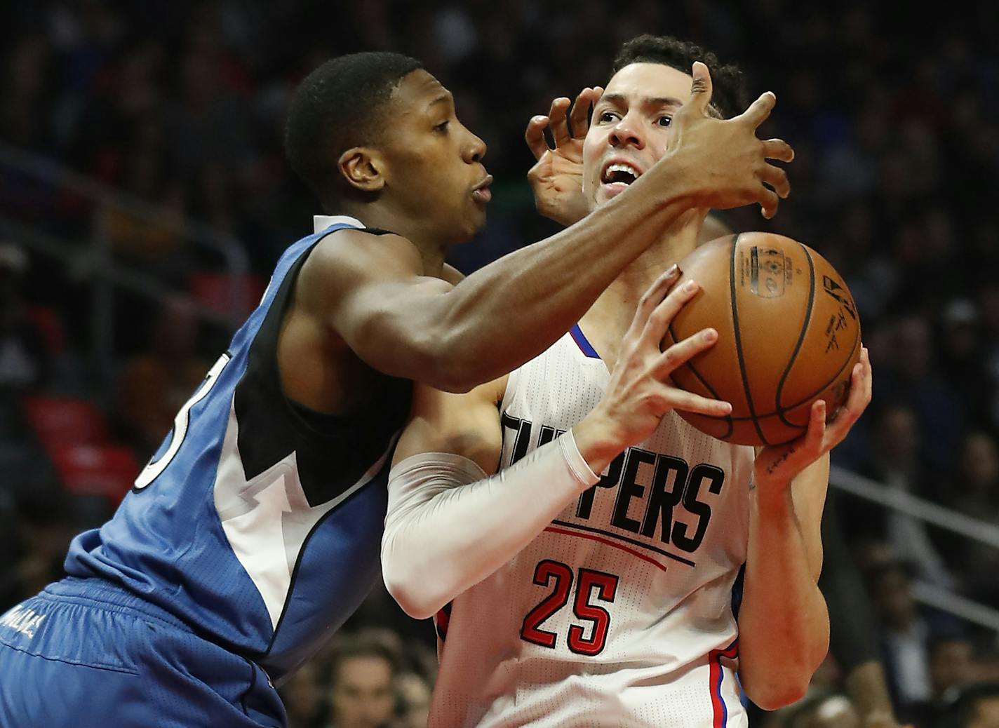 Minnesota Timberwolves guard Kris Dunn, left, defends Los Angeles Clippers guard Austin Rivers during the first half of an NBA basketball game, Thursday, Jan. 19, 2017, in Los Angeles. (AP Photo/Ryan Kang)