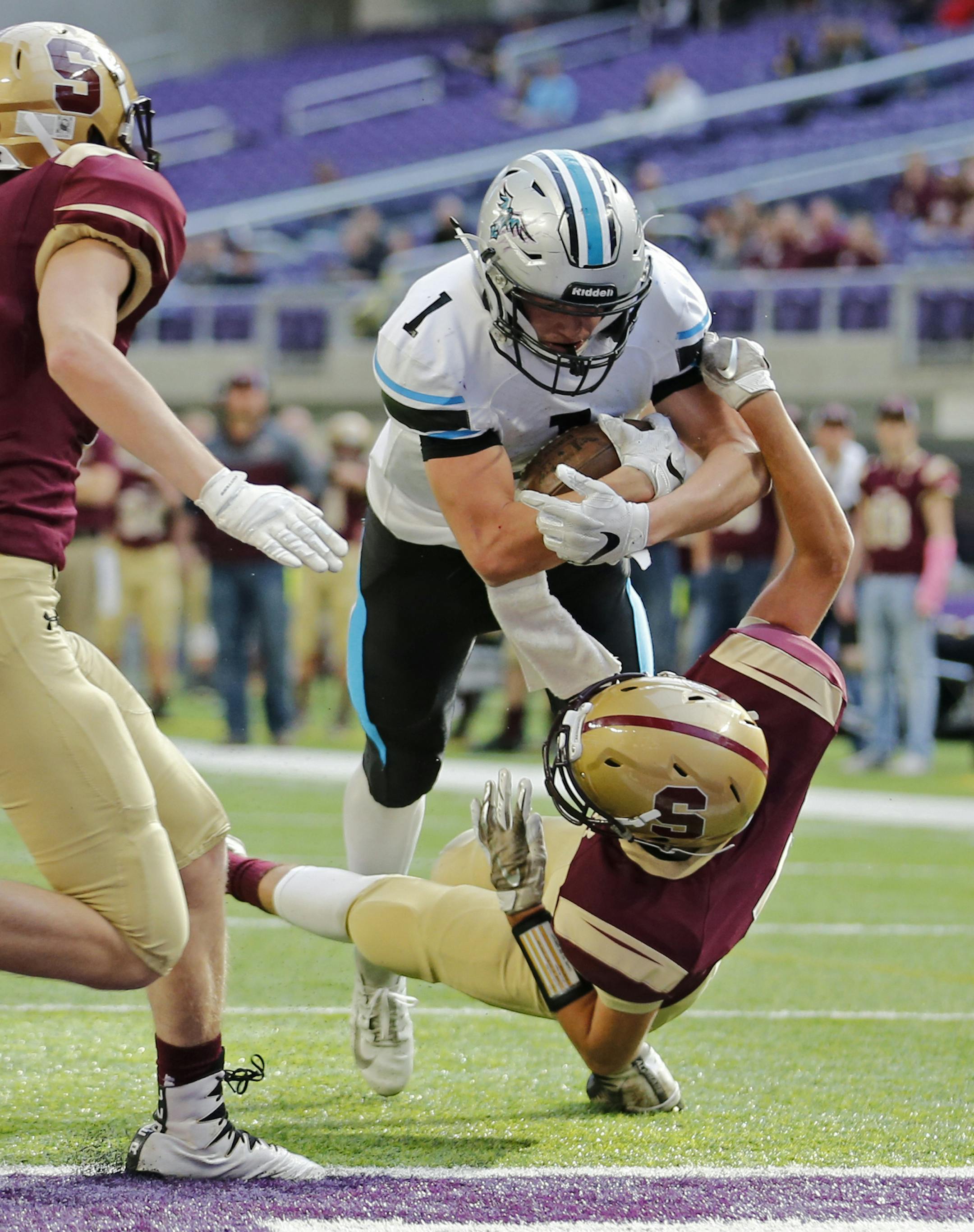 Mahnomen/Waubun's Parker Syverson exploded his way into the end zone in the first half. ] Shari L. Gross ï shari.gross@startribune.com Mahnomen/Waubun lead Springfield 31-0 at the half in a 1A semifinal inside U.S. Bank Stadium on Saturday, Nov. 17, 2018.