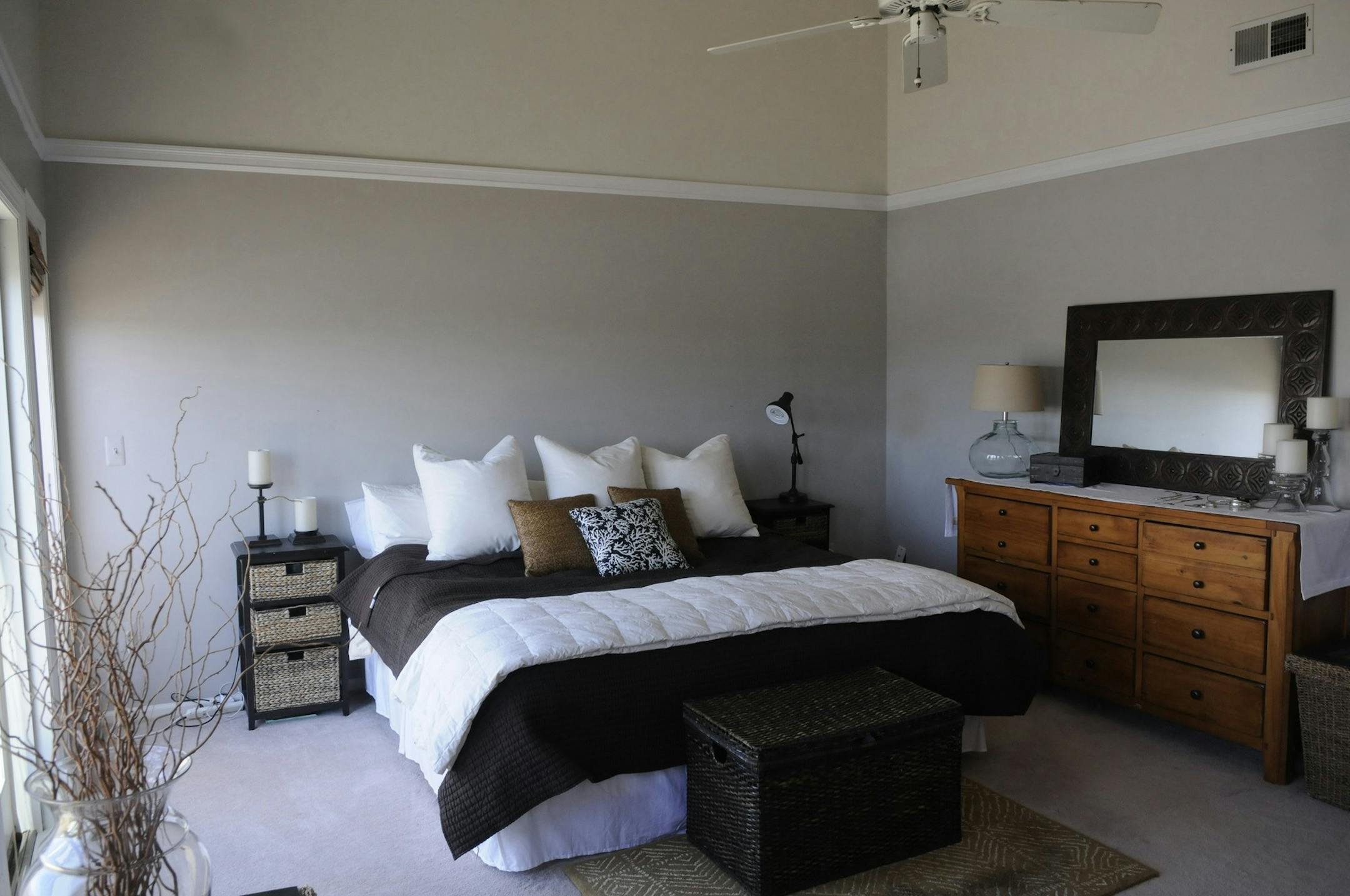 Real estate agent Robert Whitley Gomez staged this townhouse belonging to Leila Chin in Oceanport, N.J., to help entice buyers. (Carmine Galasso/The Record/MCT) ORG XMIT: 1152746