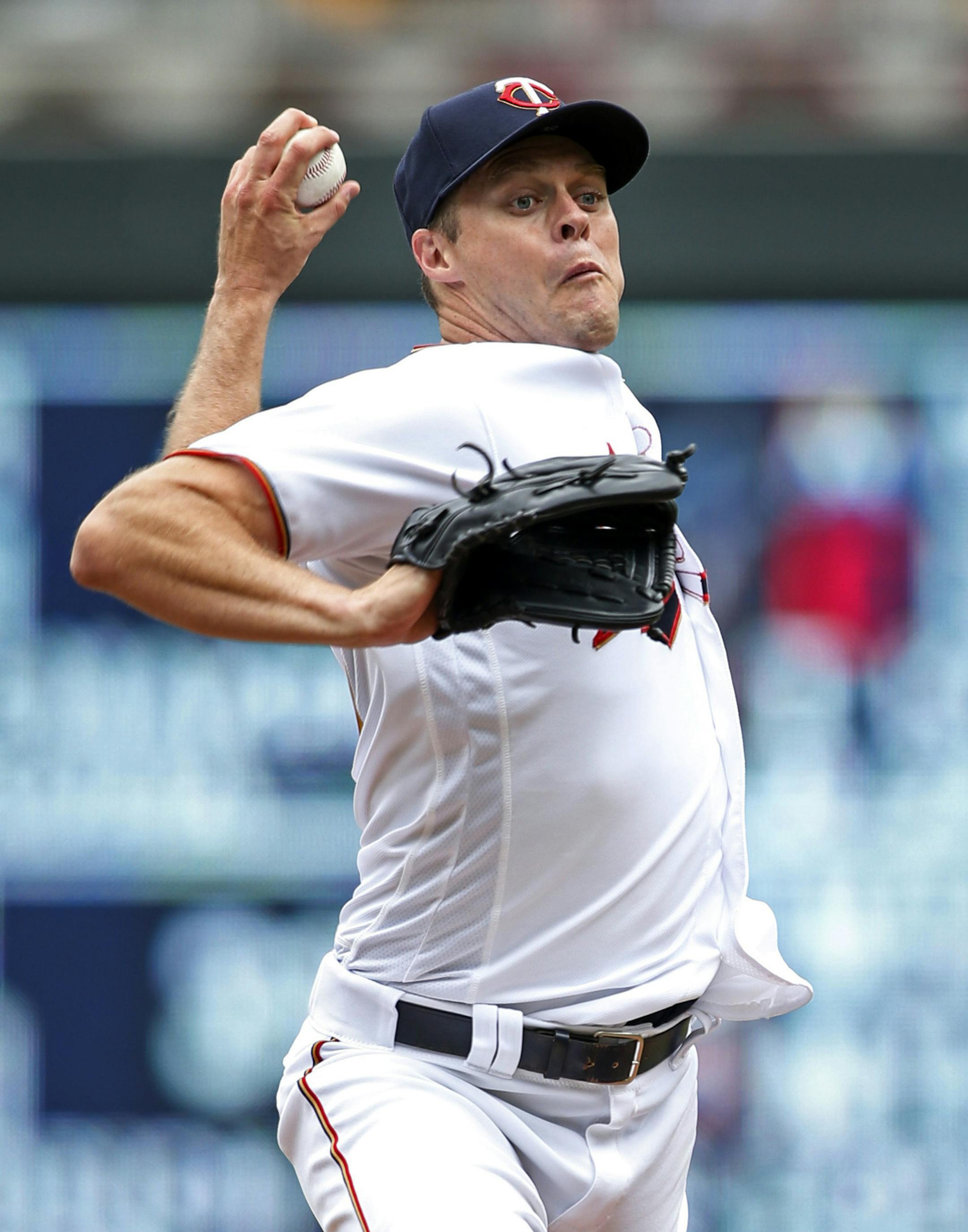 Minnesota Twins starting pitcher Andrew Albers throws to the Chicago White Sox in the third inning of a baseball game, Sunday, Sept. 4, 2016, in Minneapolis. The White Sox won 13-11 in 12 innings. (AP Photo/Bruce Kluckhohn)