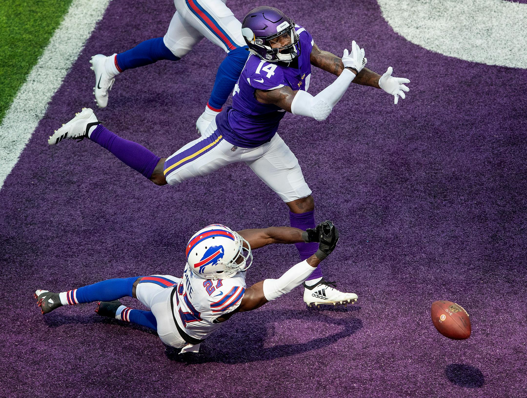Minnesota Vikings receiver Stefon Diggs (14) could not hold on to a pass in the end zone in the fourth quarter. ] CARLOS GONZALEZ ï cgonzalez@startribune.com ñ September 23, 2018, Minneapolis, MN, US Bank Stadium, NFL, Minnesota Vikings vs Buffalo Bills
