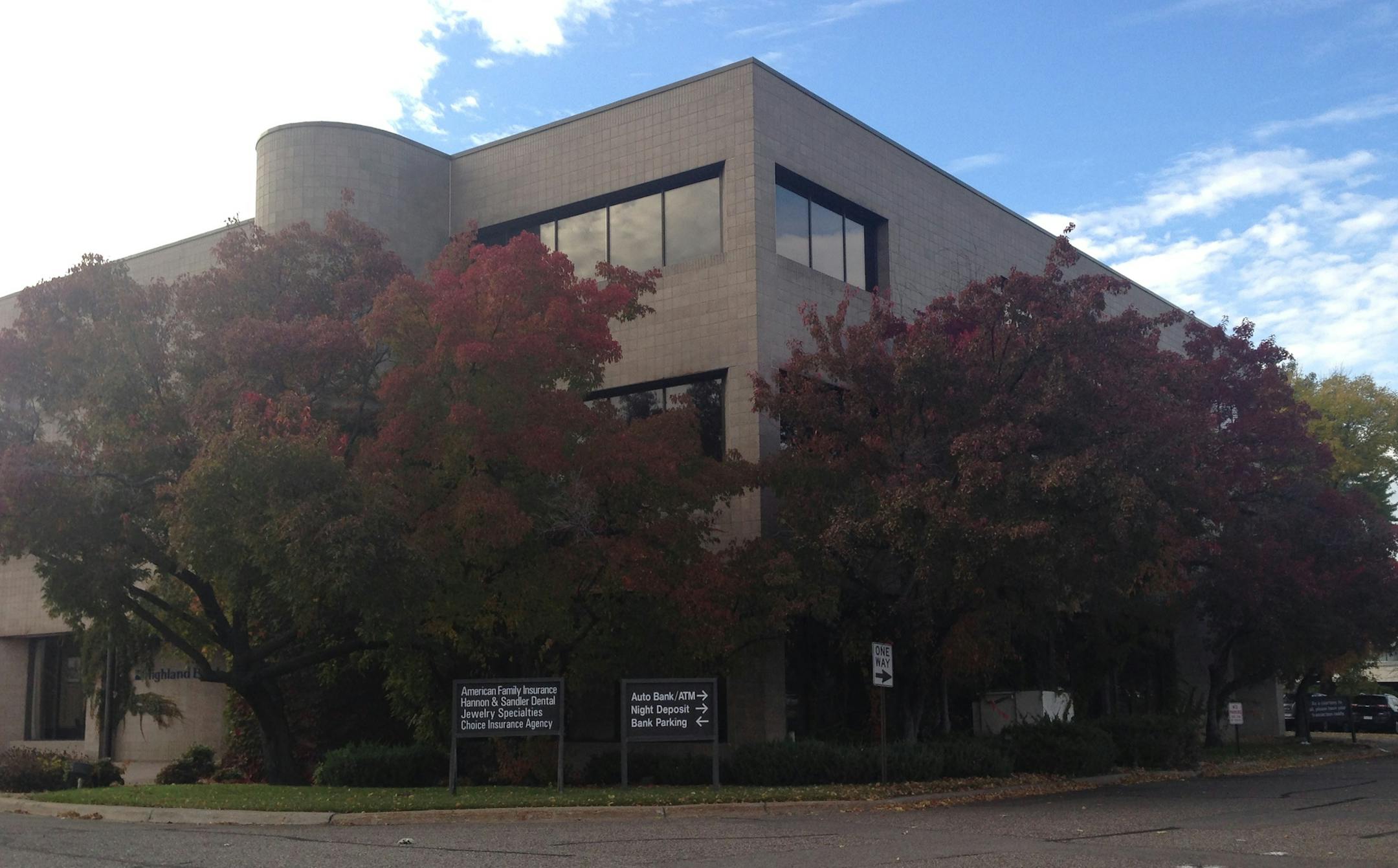 Developers propose tearing down the Highland Bank building in Minnetonka near the Ridgedale Center and building a six-story mid-rise building with apartments and retail.