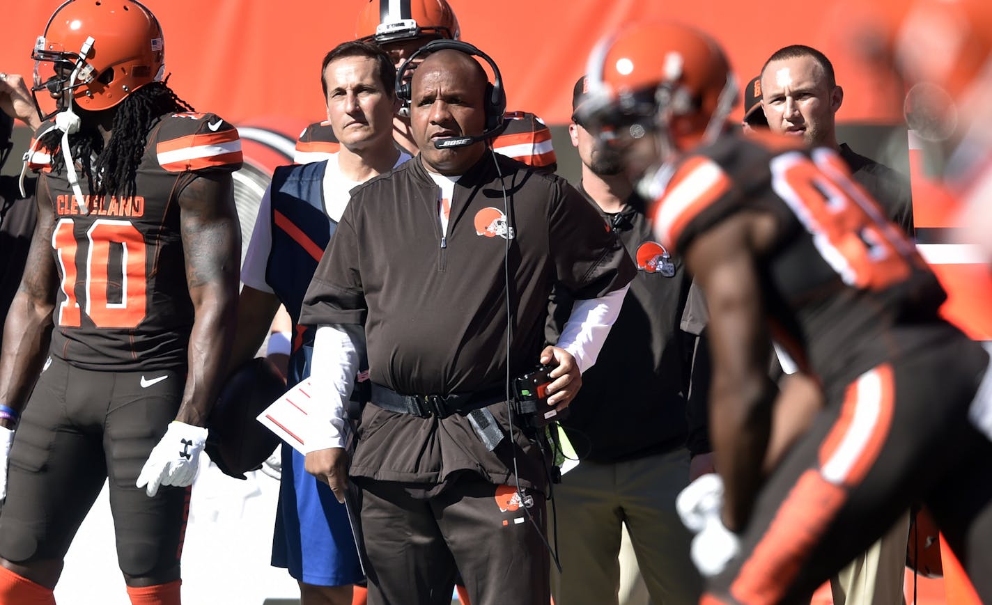 Cleveland Browns head coach Hue Jackson, center left, watches the first half of an NFL football game against the Tennessee Titans, Sunday, Oct. 22, 2017, in Cleveland. (AP Photo/David Richard)