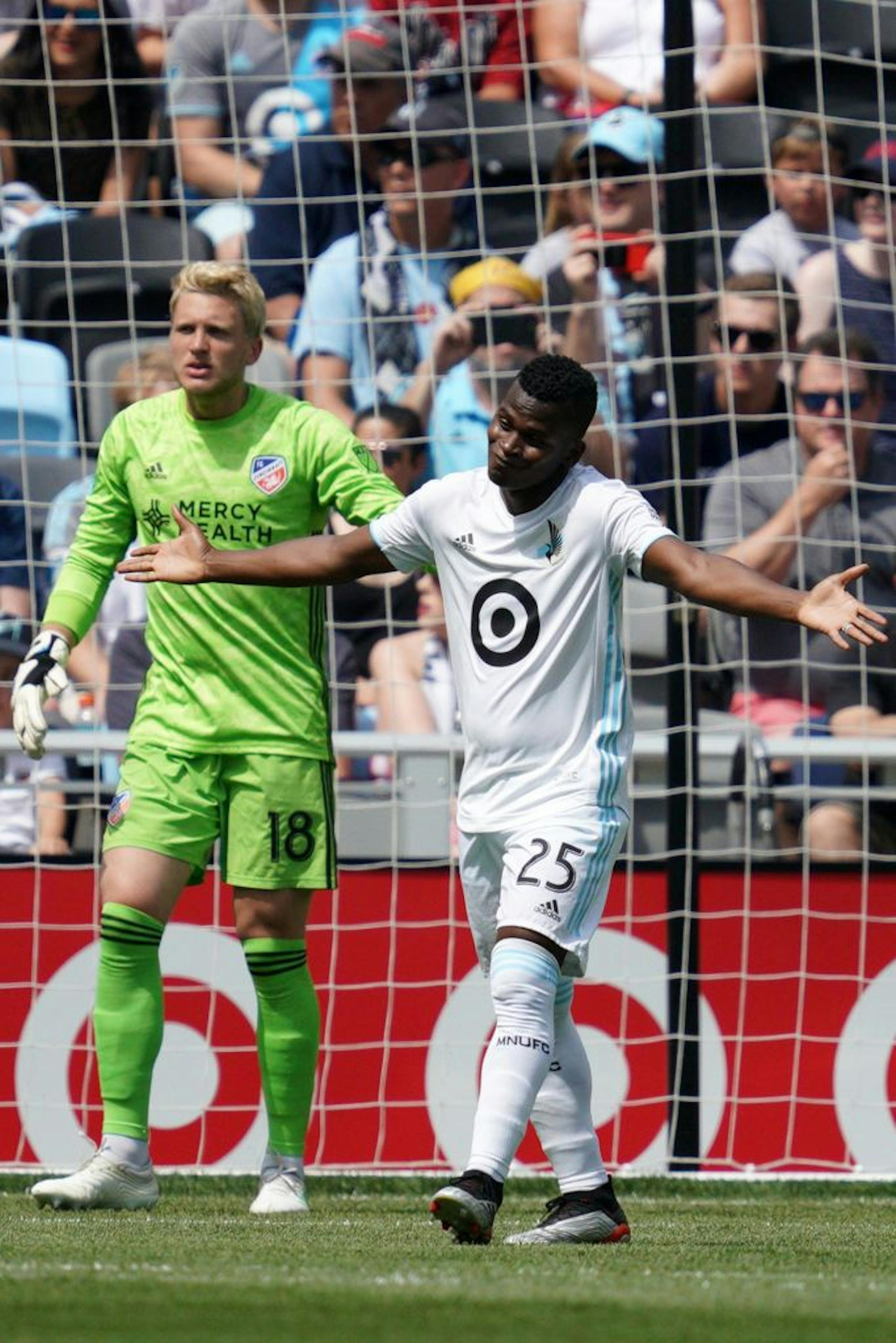 Minnesota United forward Carlos Darwin Quintero (25) reacted after a missed scoring opportunity in the first half.