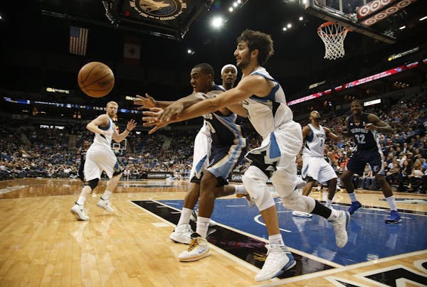 Darrell Arthur and Ricky Rubio went after a rebound during the second half