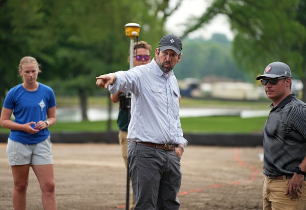 Andrew Green gave some tips to workers at the reworking of Interlachen, which will play host to the 2030 U.S. Women’s Open.