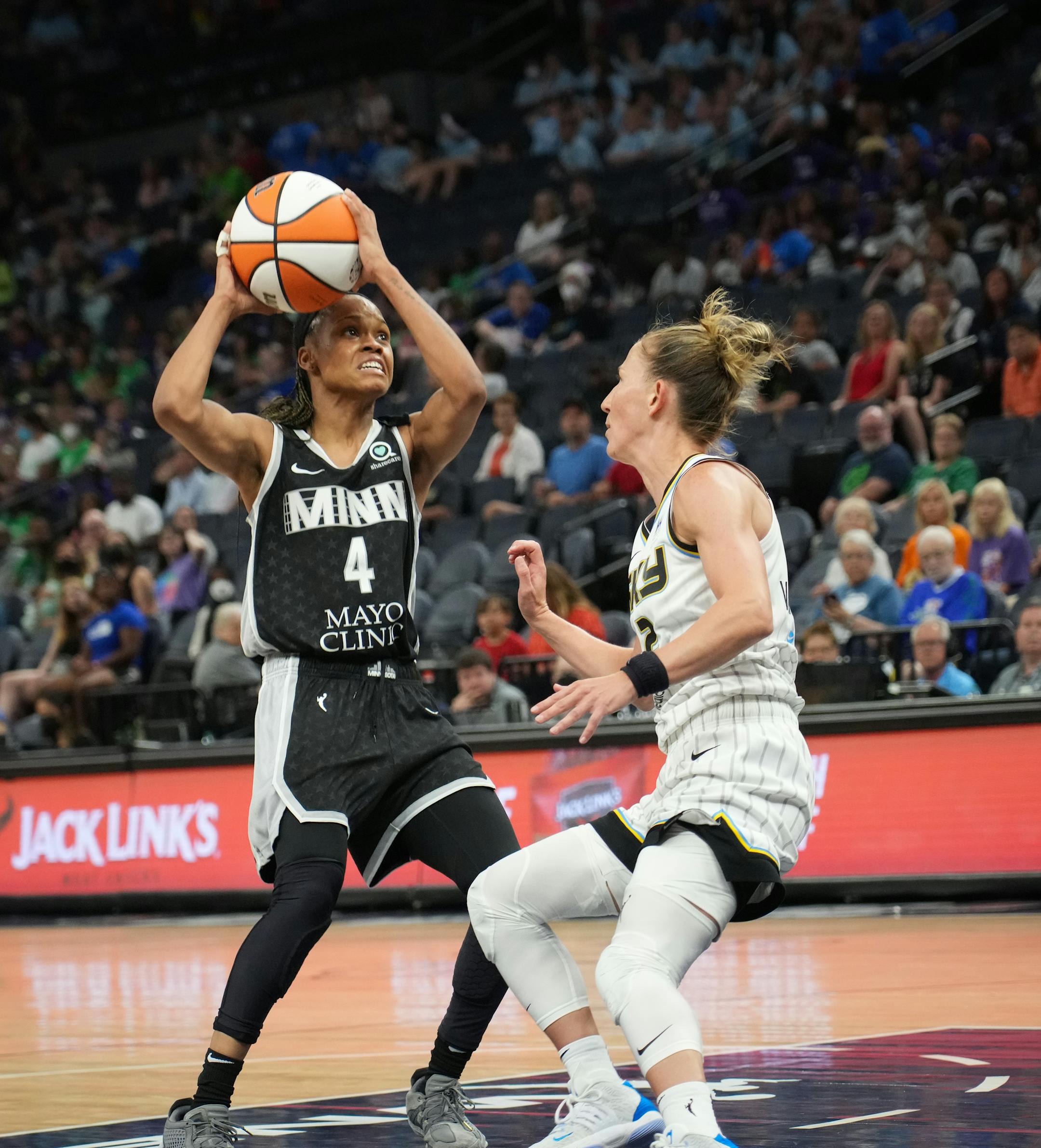 Minnesota Lynx guard Moriah Jefferson (4) looks for a pass in the lane while being defended by Chicago Sky guard Courtney Vandersloot (22) in the first half.