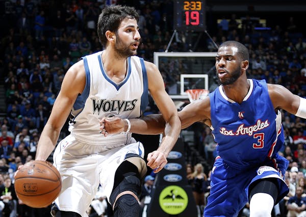 Ricky Rubio (9) was defended by Chris Paul (3) in the first quarter.