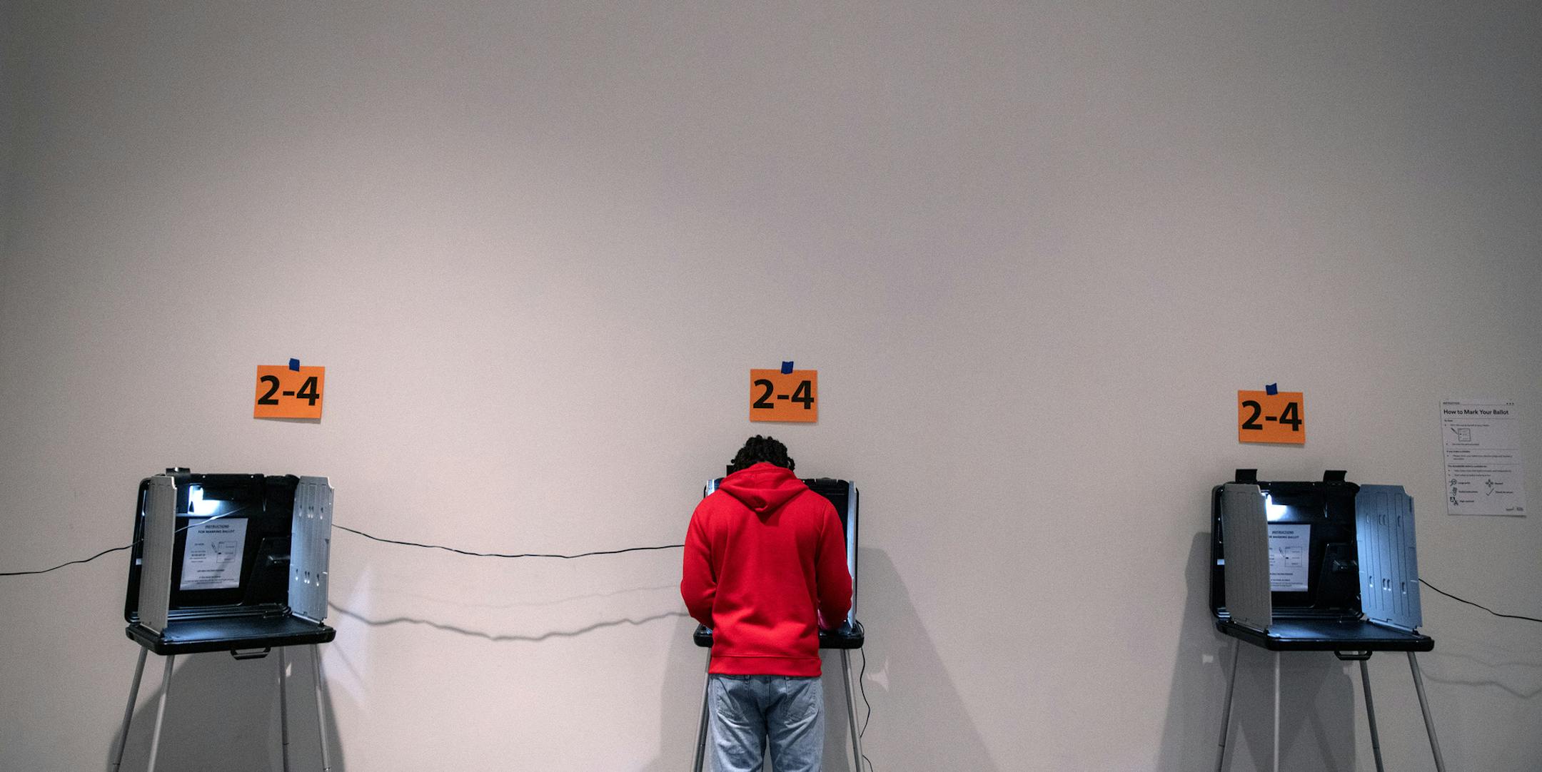 Milan Philbert, 20, a student at the University of Minnesota voted at the Weisman art museum in Minneapolis. ] CARLOS GONZALEZ ¥ cgonzalez@startribune.com Ð Minneapolis, MN, November 3, 2020, Election Day