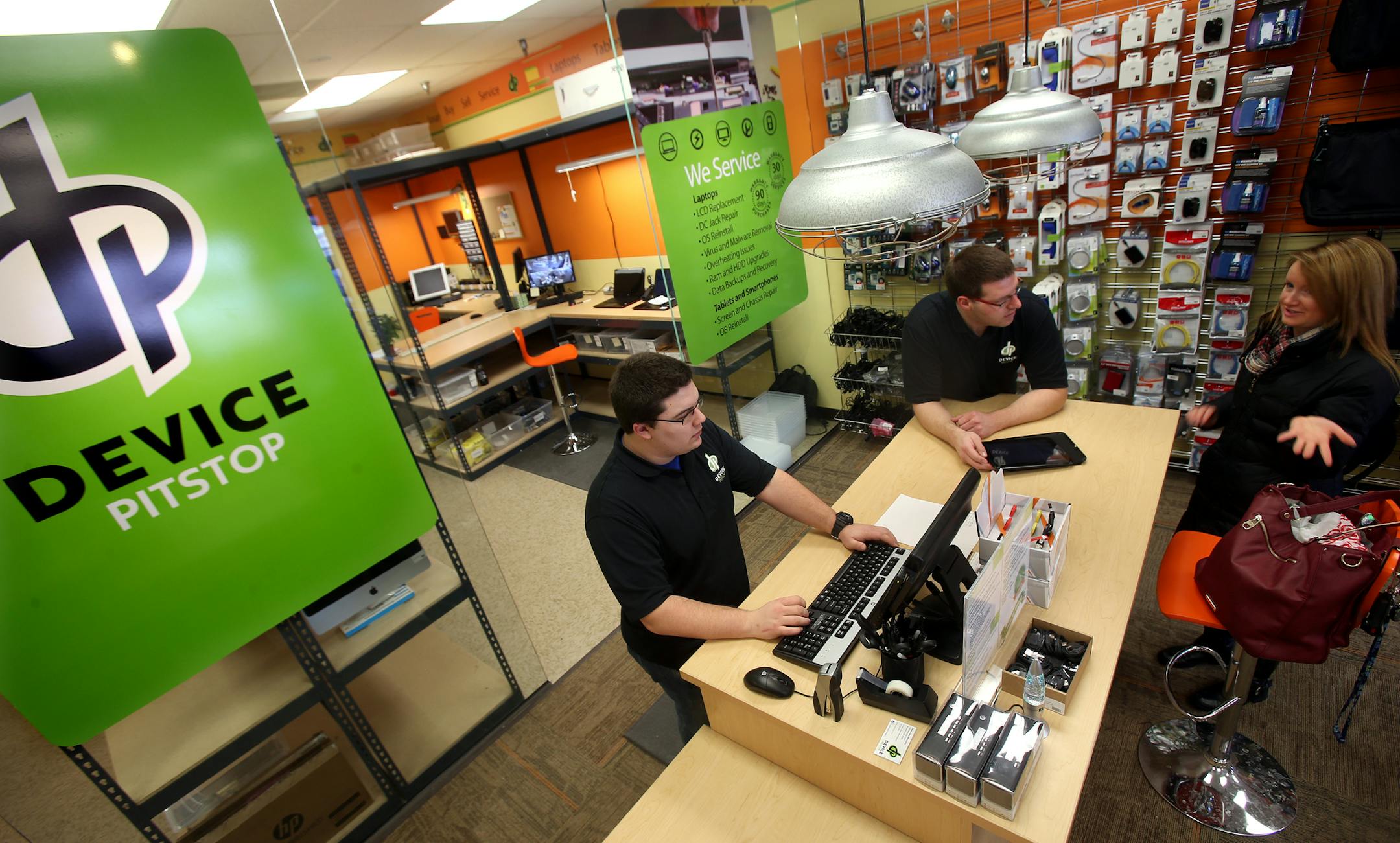 General Manager, Dustin Brantford (center) and Assist manager Heath Van Deventer (left) spoke to Taylor Hanold of St. Paul about her HP Touchpad that she wanted sell to Device Pitstop in Minnetonka, MN on January 17, 2014. ] JOELKOYAMA&#x201a;&#xc4;&#xa2;jkoyama@startribune Device Pitstop, a national franchisee of stores that buy, sell and trade used electronics, opens its first MN location in Minnetonka on Thursday.