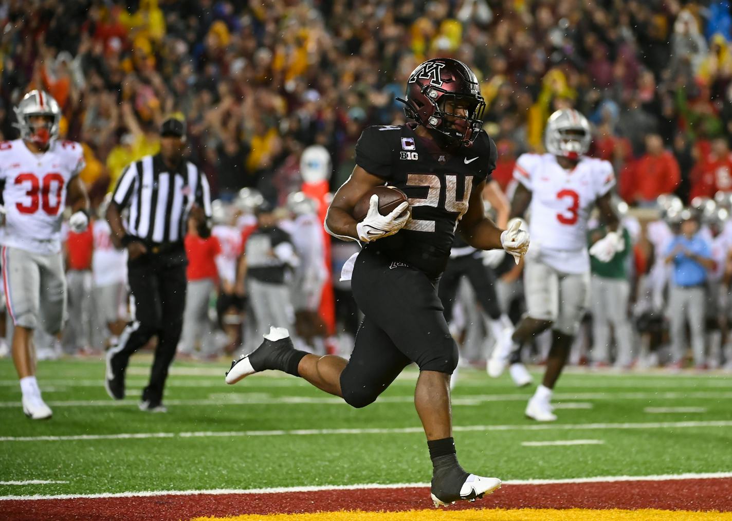 Minnesota Golden Gophers running back Mohamed Ibrahim (24) ran the ball for a touchdown in the fourth quarter. ] AARON LAVINSKY • aaron.lavinsky@startribune.com