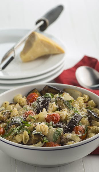 Pasta with roasted eggplant, onions and tomatoes. (Brian Cassella/Chicago Tribune/TNS) ORG XMIT: 1161584