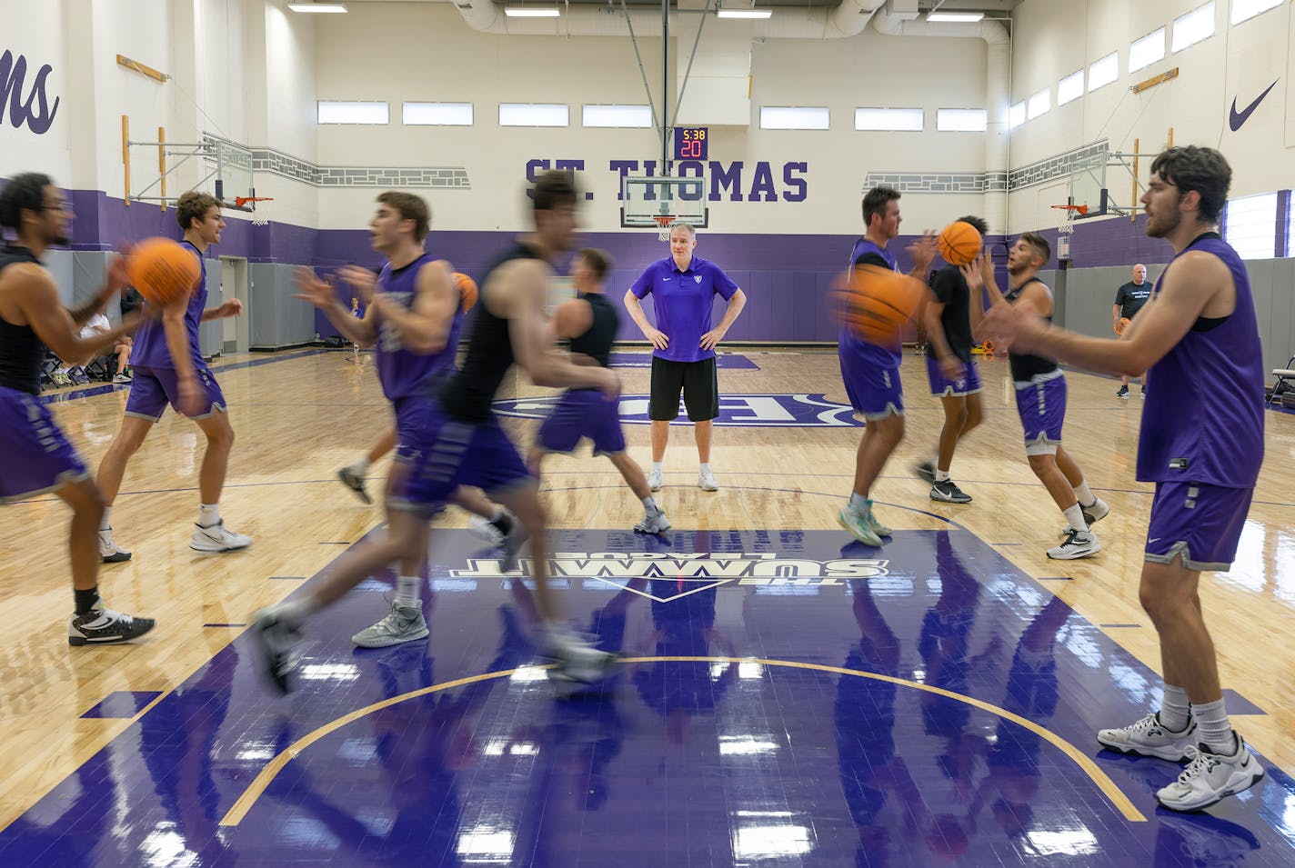 St. Thomas Head Coach Johnny Tauer, center, watches over a passing drill during practice at St. Thomas University in St. Paul, Minn., on Thursday, July 28, 2022. ] Elizabeth Flores • liz.flores@startribune.com