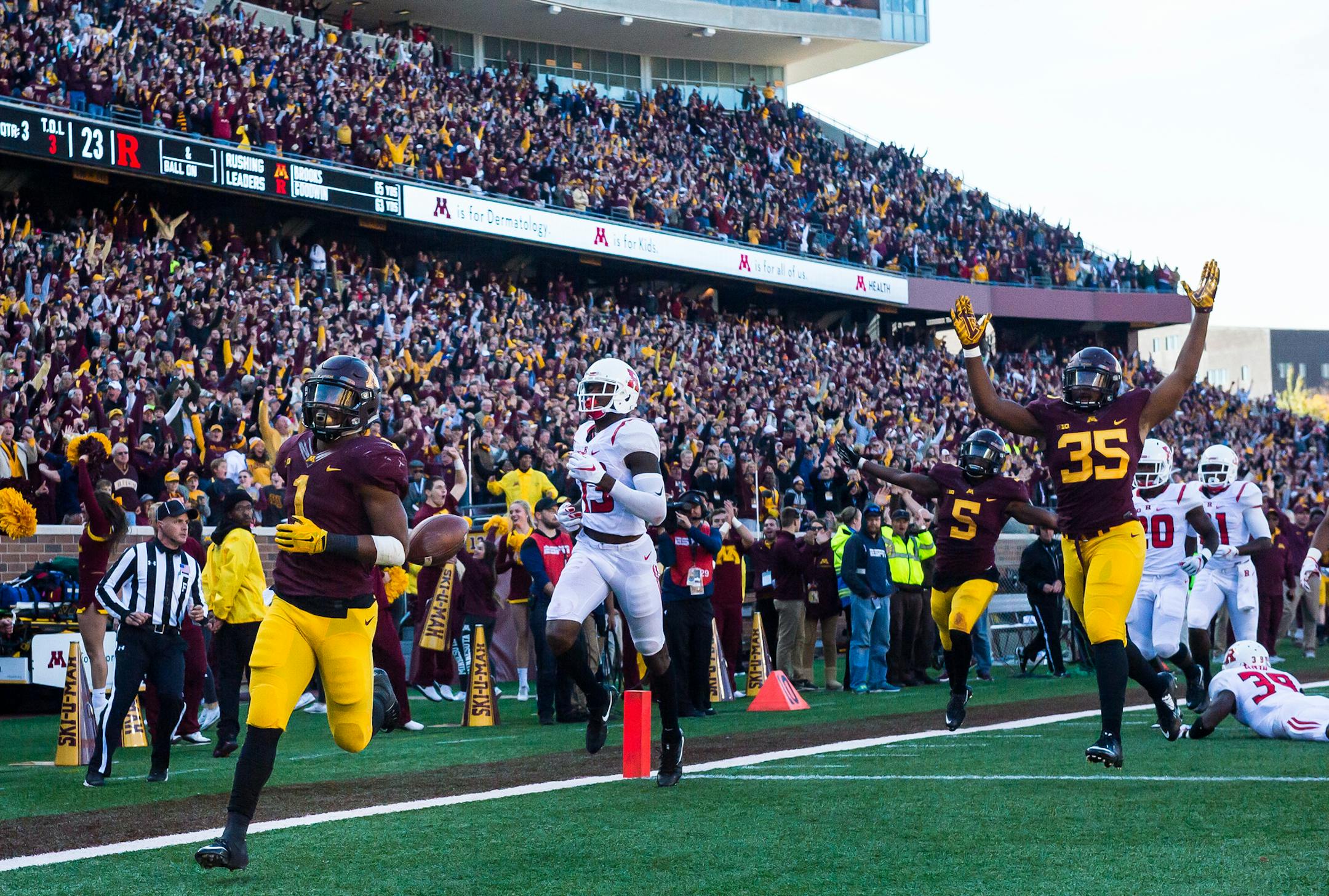 Minnesota Golden Gophers running back Rodney Smith (1) scored a touchdown off a kickoff return in the third quarter Saturday against Rutgers. ] (AARON LAVINSKY/STAR TRIBUNE) aaron.lavinsky@startribune.com The University of Minnesota Golden Gophers football team played the Rutgers Scarlet Knights on Saturday, Oct. 21, 2016 at TCF Bank Stadium in Minneapolis, Minn.