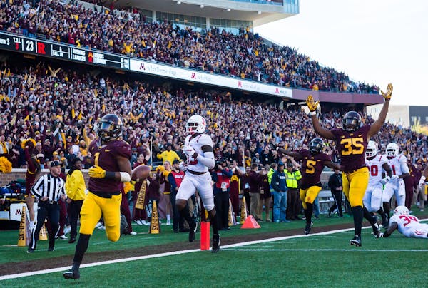 Minnesota Golden Gophers running back Rodney Smith (1) scored a touchdown off a kickoff return in the third quarter Saturday against Rutgers. ] (AARON