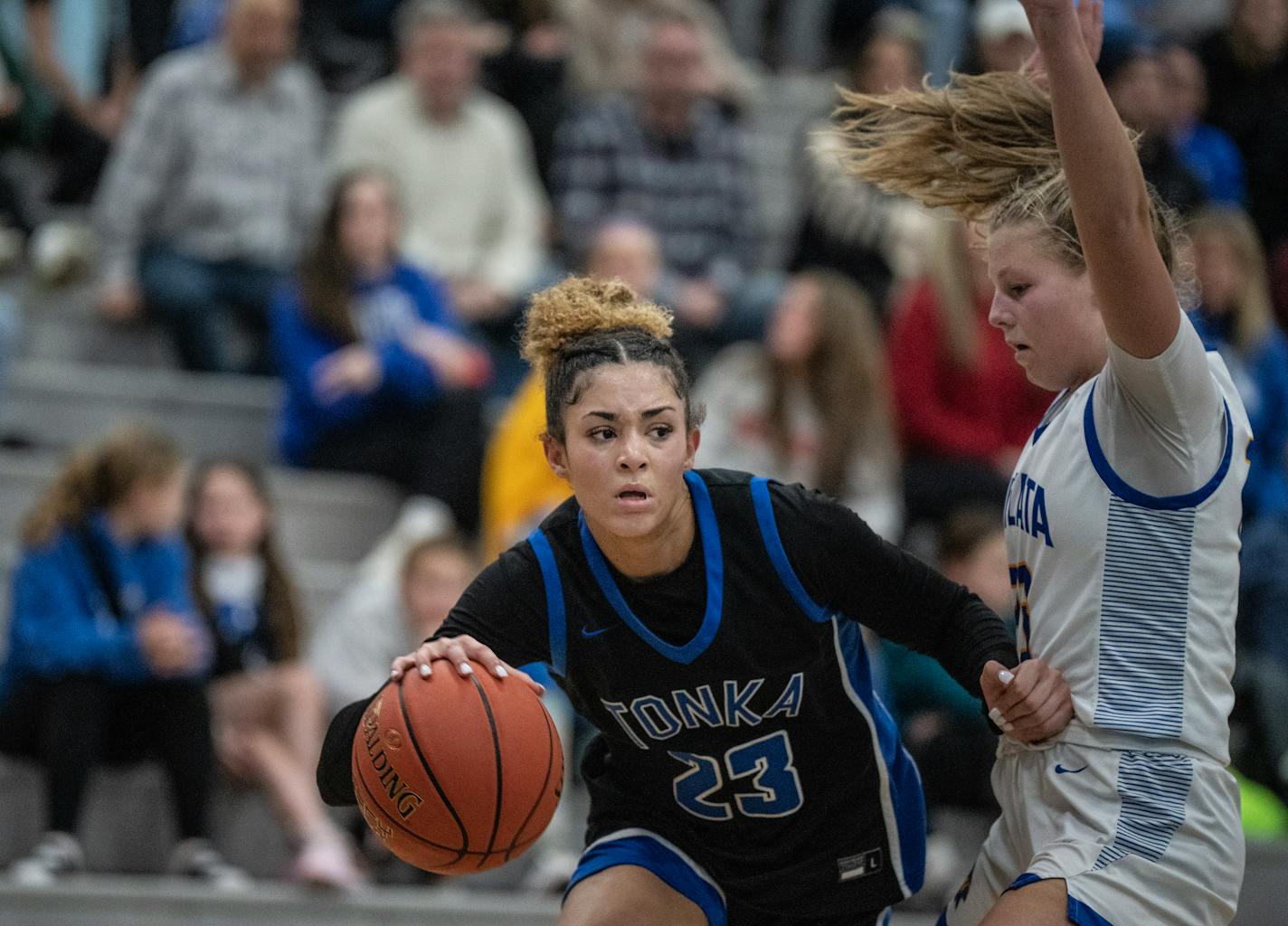 Aaliyah Crump drove to the basket on Elli Howard of Wayzata Tuesday January ,10 2024 in, Minnetonka Minn. ] JERRY HOLT • jerry.holt@startribune.com