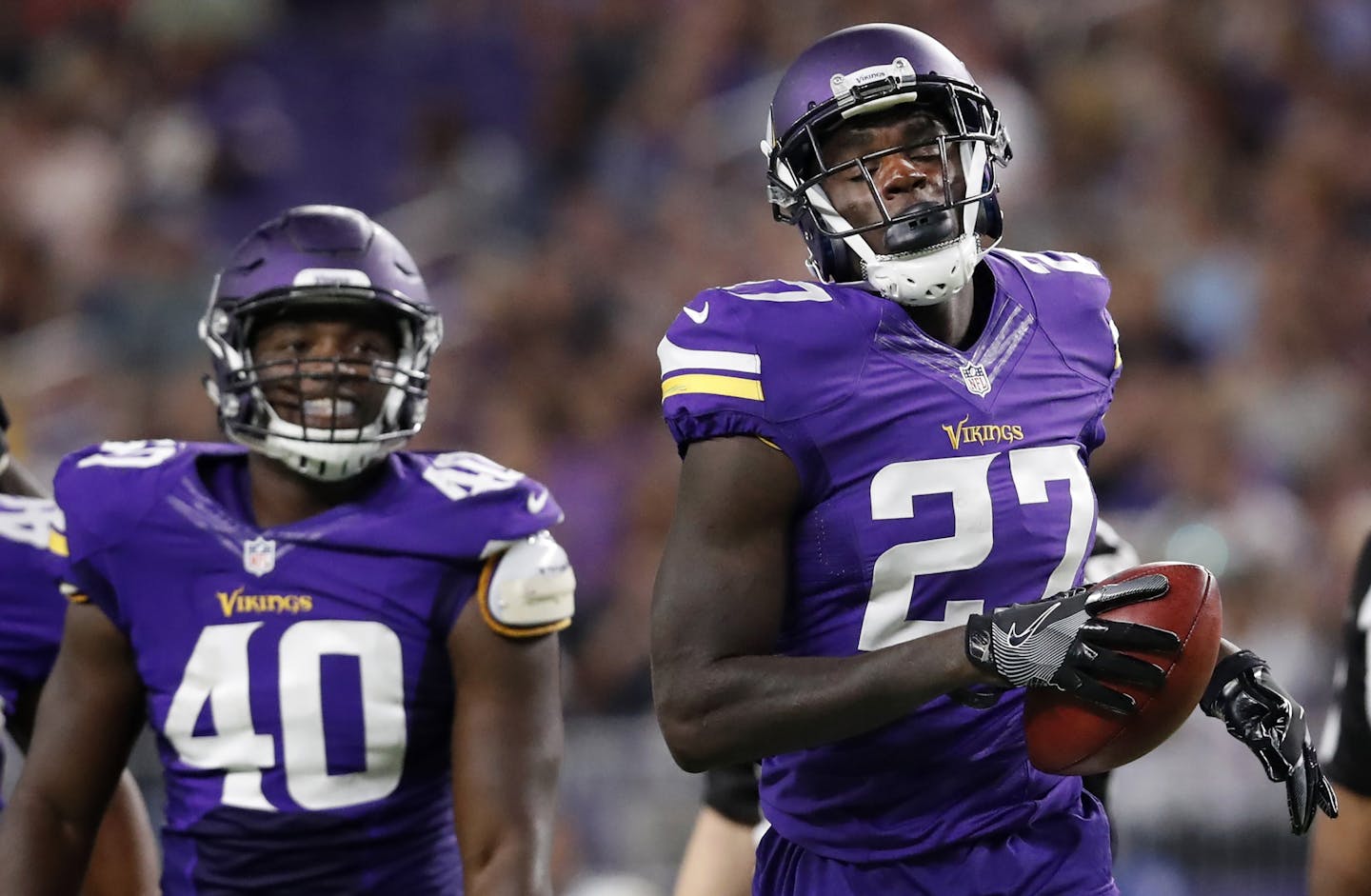 Jayron Kearse (27) recovered a ball that was touched on a punt return in the second quarter.