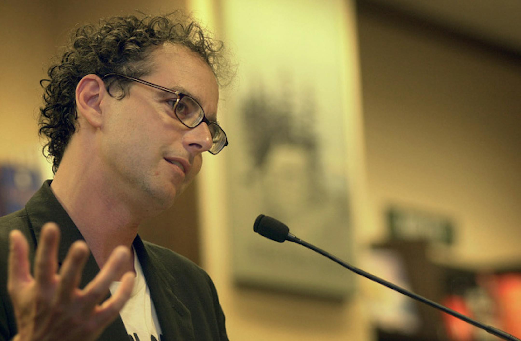 Heather Charles/Staff Photographer Edina, MN: 9/2/04: Author Neal Karlen performs a book reading from his memoir, "Shanda: The Making and Breaking of a Self-Loathing Jew," at the Barnes & Noble in Edina to a full crowd many of which are in the book.
