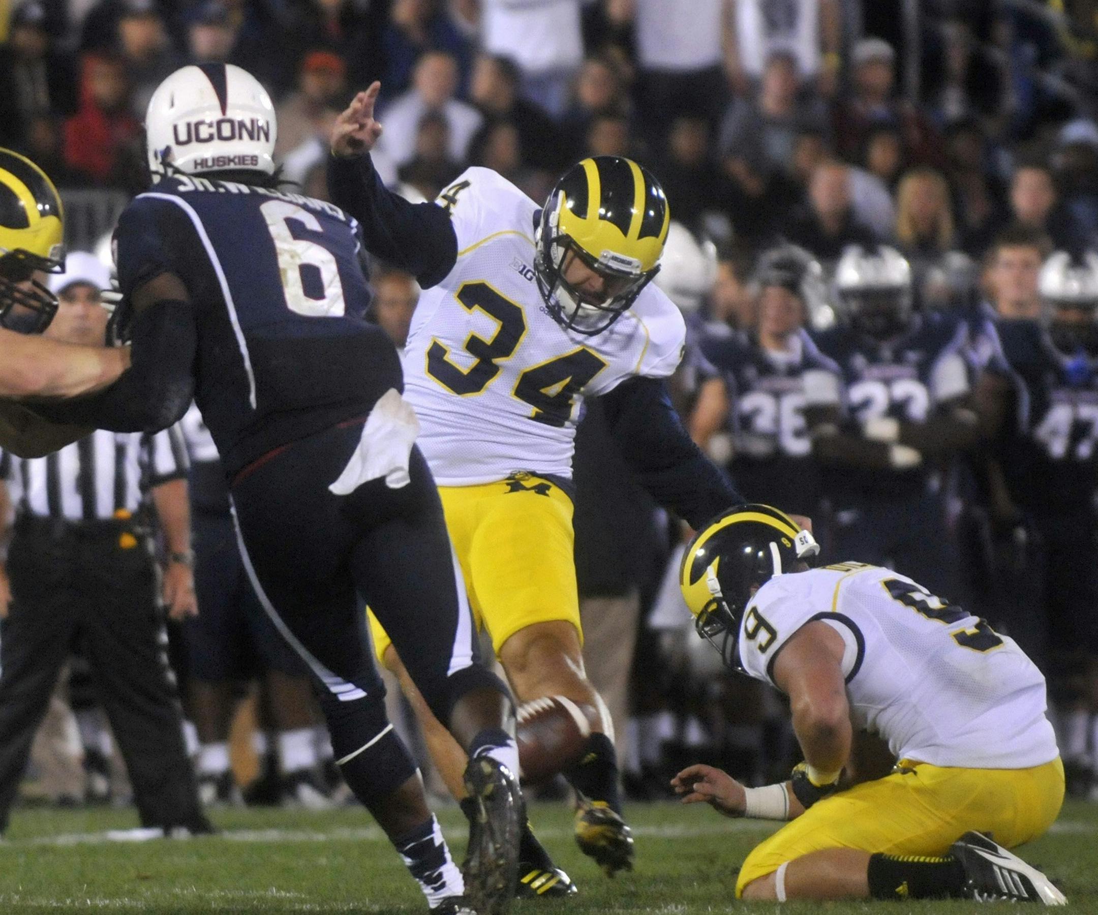 Michigan kicker Brendan Gibbons converts a 21-yard field goal late in the fourth quarter against Connecticut at Rentschler Field in East Hartford, Connecticut, on Saturday, September 21, 2013. Michigan won, 24-21. (Brad Horrigan/Hartford Courant/MCT) ORG XMIT: 1143529 ORG XMIT: MIN1309212311031666
