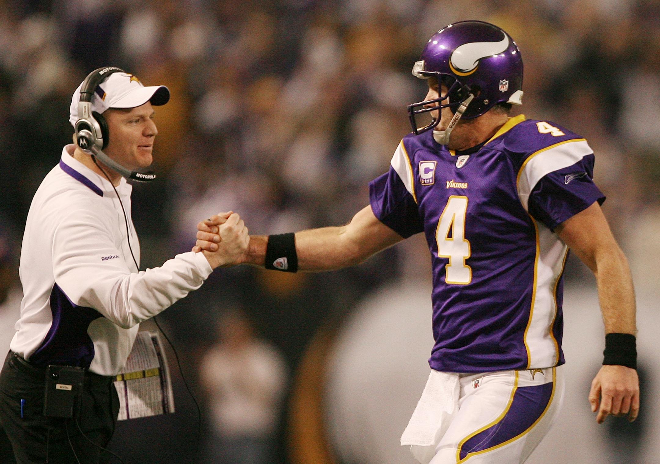 Brett Favre shook hand with offensive coordinator Darrell Bevell after throwing a touchdown pass to Sidney Rice.