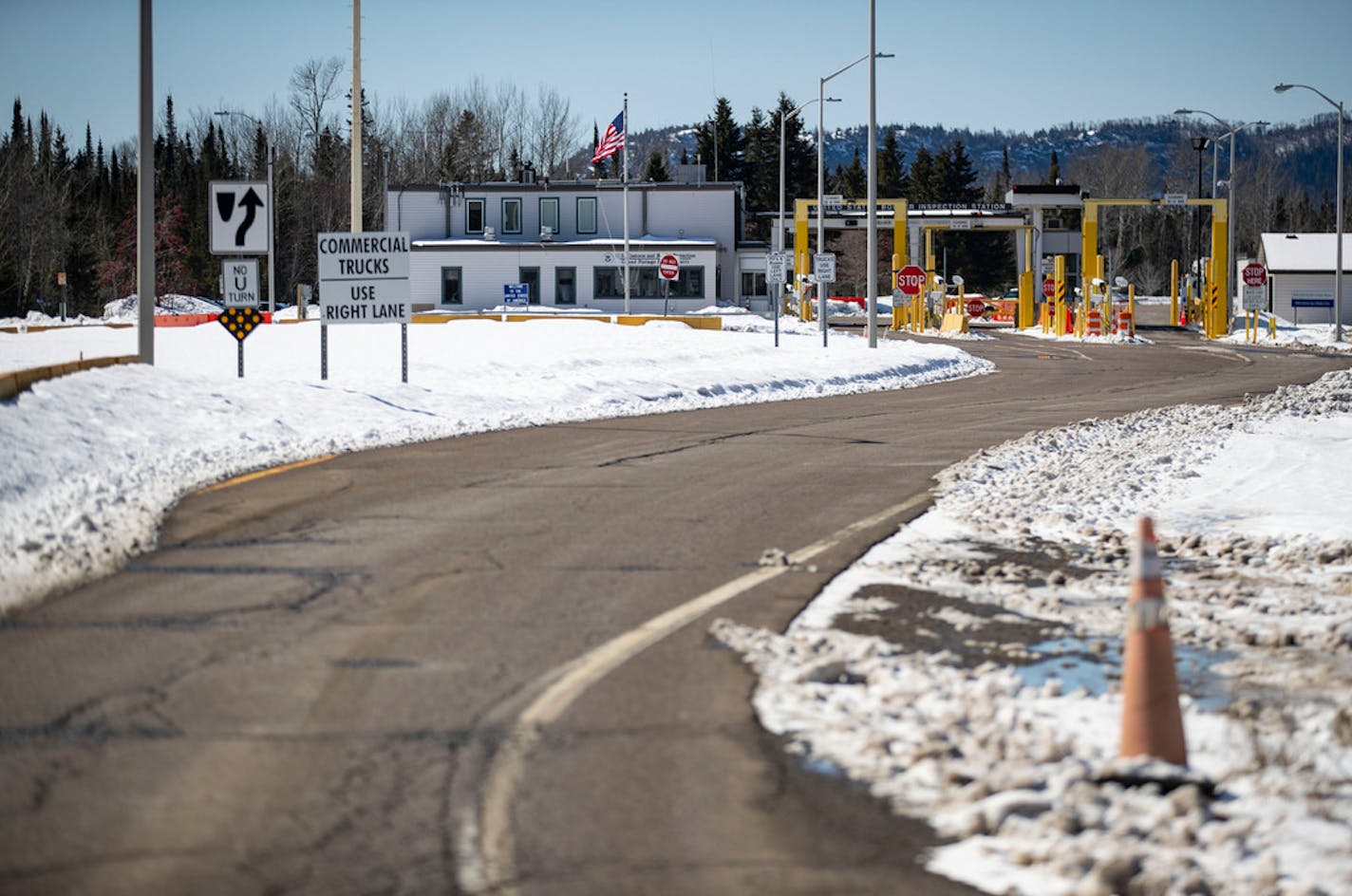 The Grand Portage Point of Entry on the U.S. border with Canada has seen a large decrease in traffic over the last week. Very few cars passed through on Friday afternoon. ]