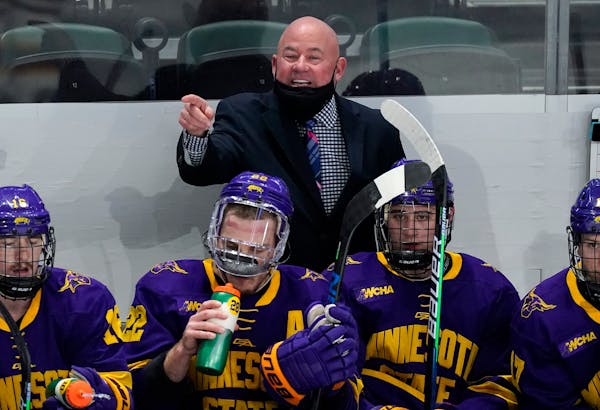 Mike Hastings directs his team against Minnesota in the second period of an NCAA college hockey Regional Final last March