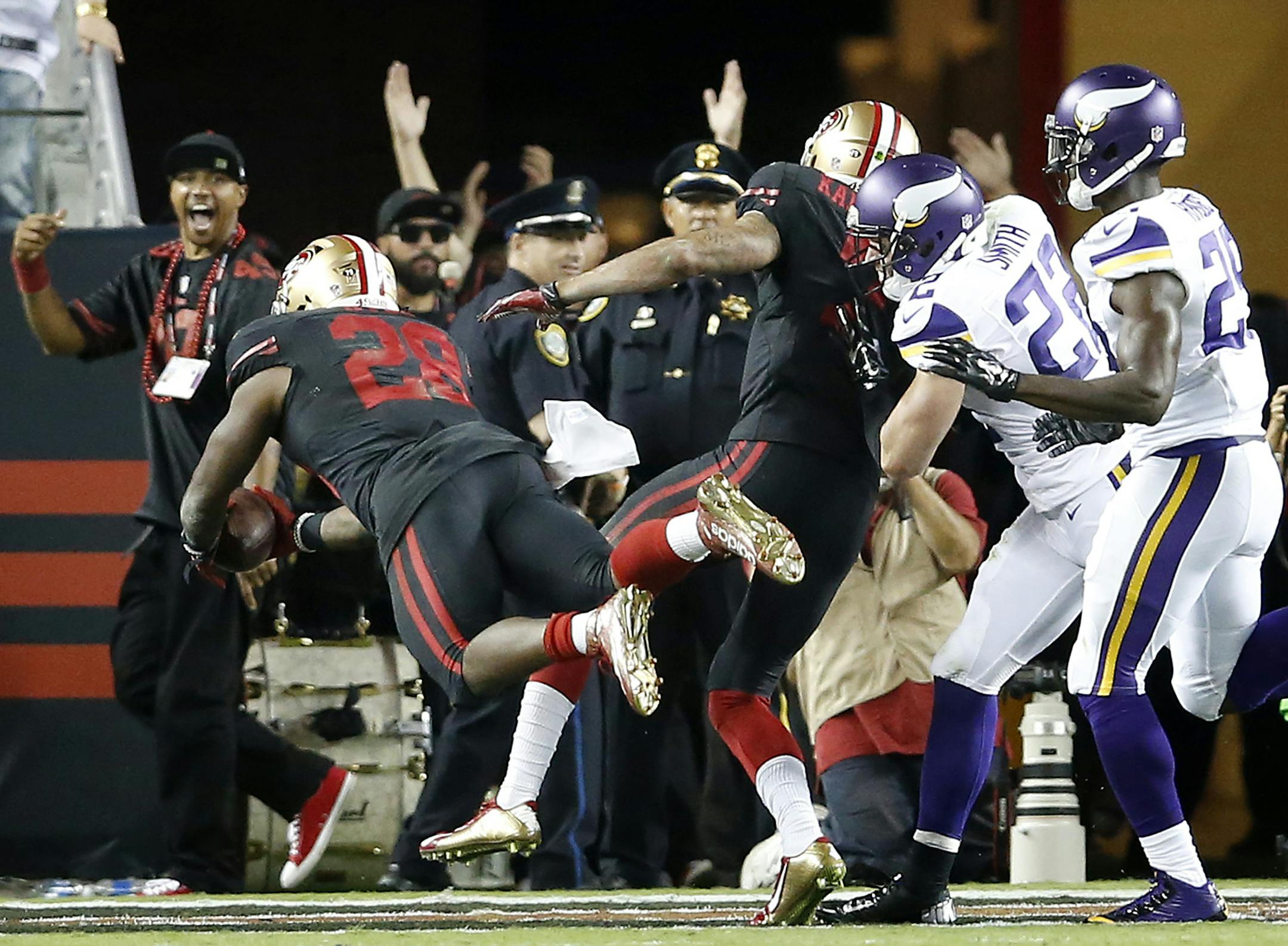 San Francisco running back Carlos Hyde (28) doved in for a touchdown in the second quarter. ] CARLOS GONZALEZ cgonzalez@startribune.com - September 14, 2015, Levi's Stadium, Santa Clara, CA, NFL, Minnesota Vikings vs. San Francisco 49ers, Monday Night Football