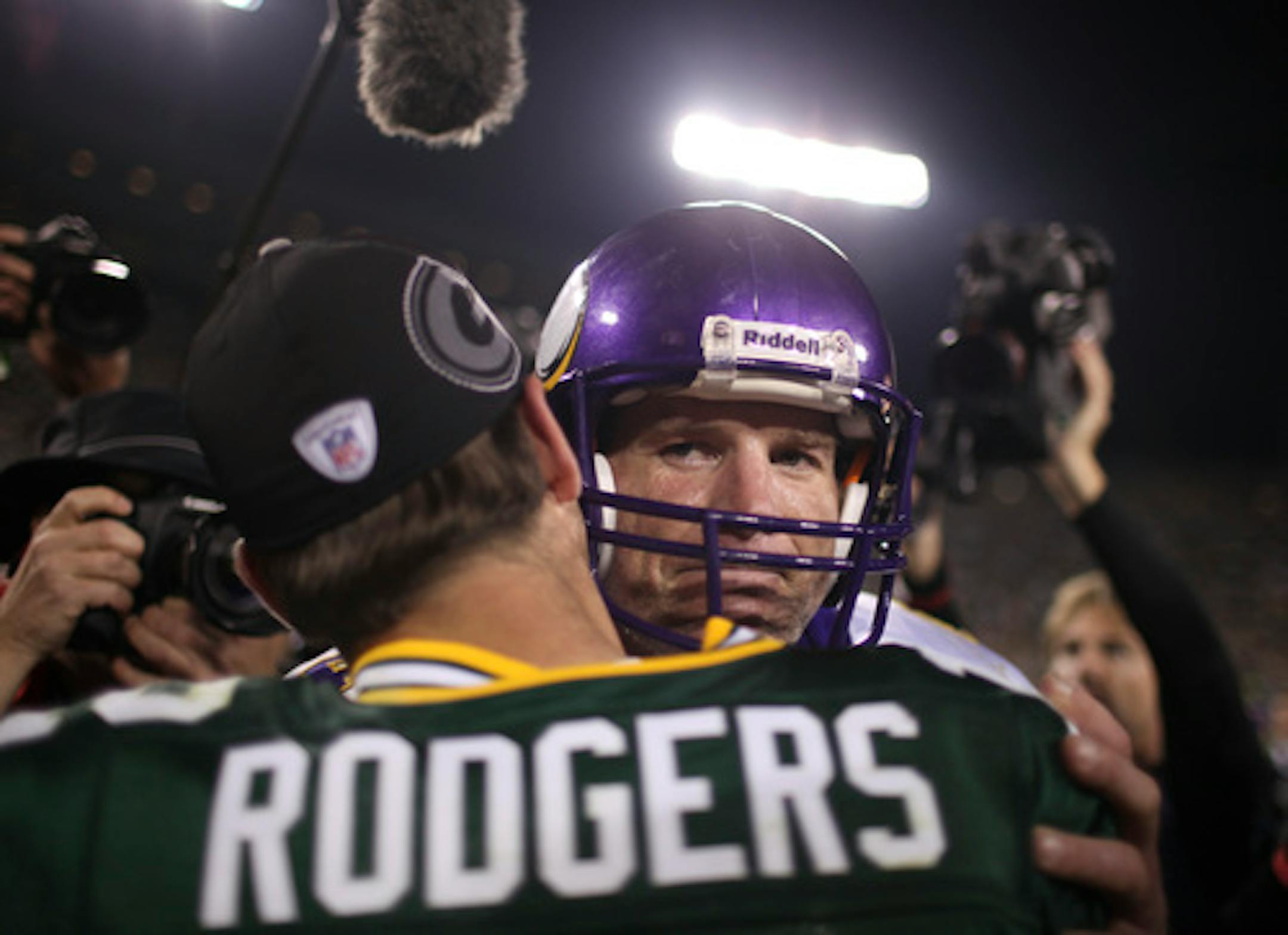 JEFF WHEELER ¥ jeff.wheeler@startribune.com  GREEN BAY - 10/24/10 - The Vikings lost a squeaker 28-24 to the Green Bay Packers at Lambeau Field in Green Bay Sunday night.  IN THIS PHOTO: ] Brett Favre and Green Bay quarterback Aaron Rodgers embraced after the game Sunday night.