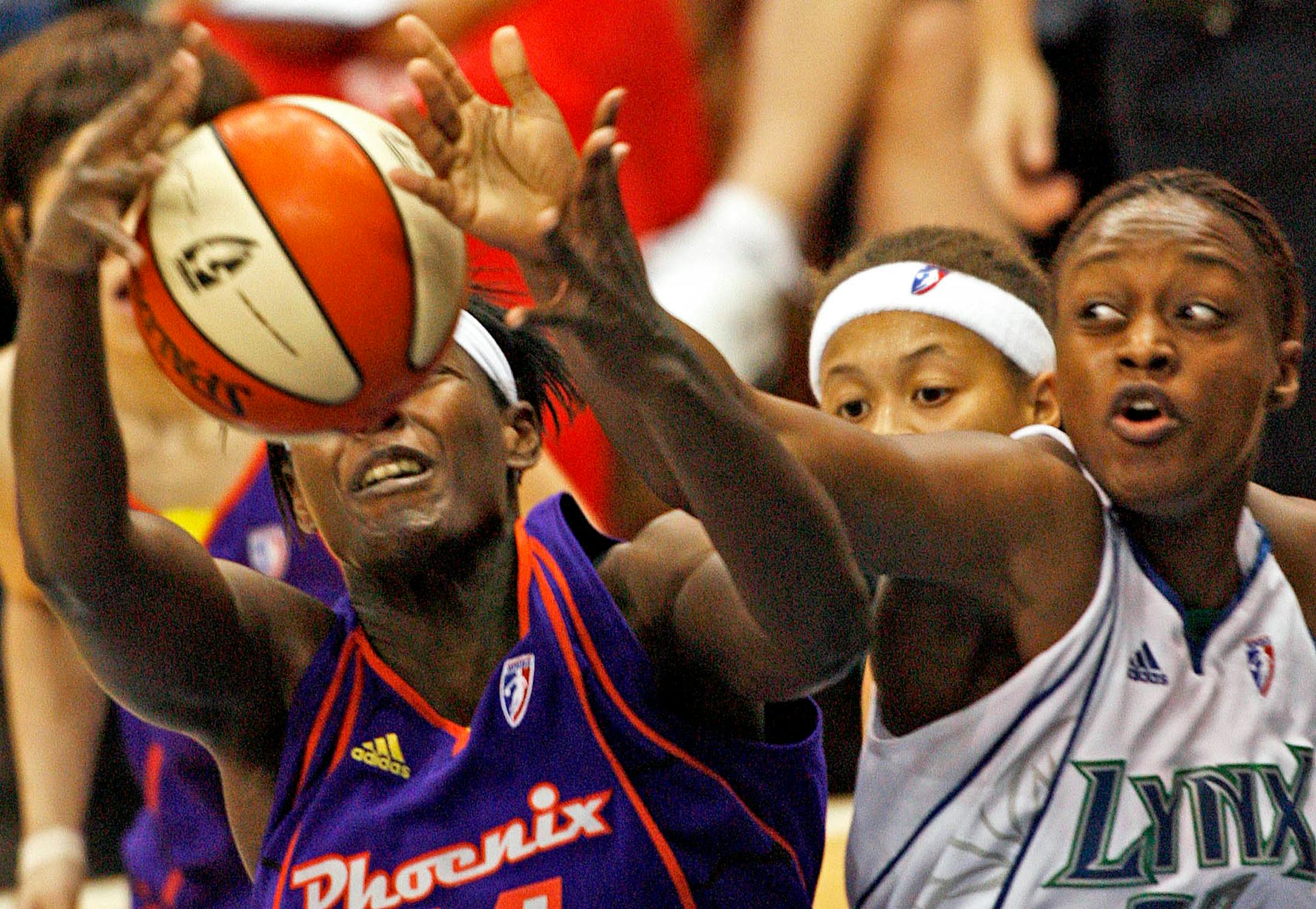 Phoenix Barbara Farris, left and Lynx Charde Houston fought for control of a rebound.