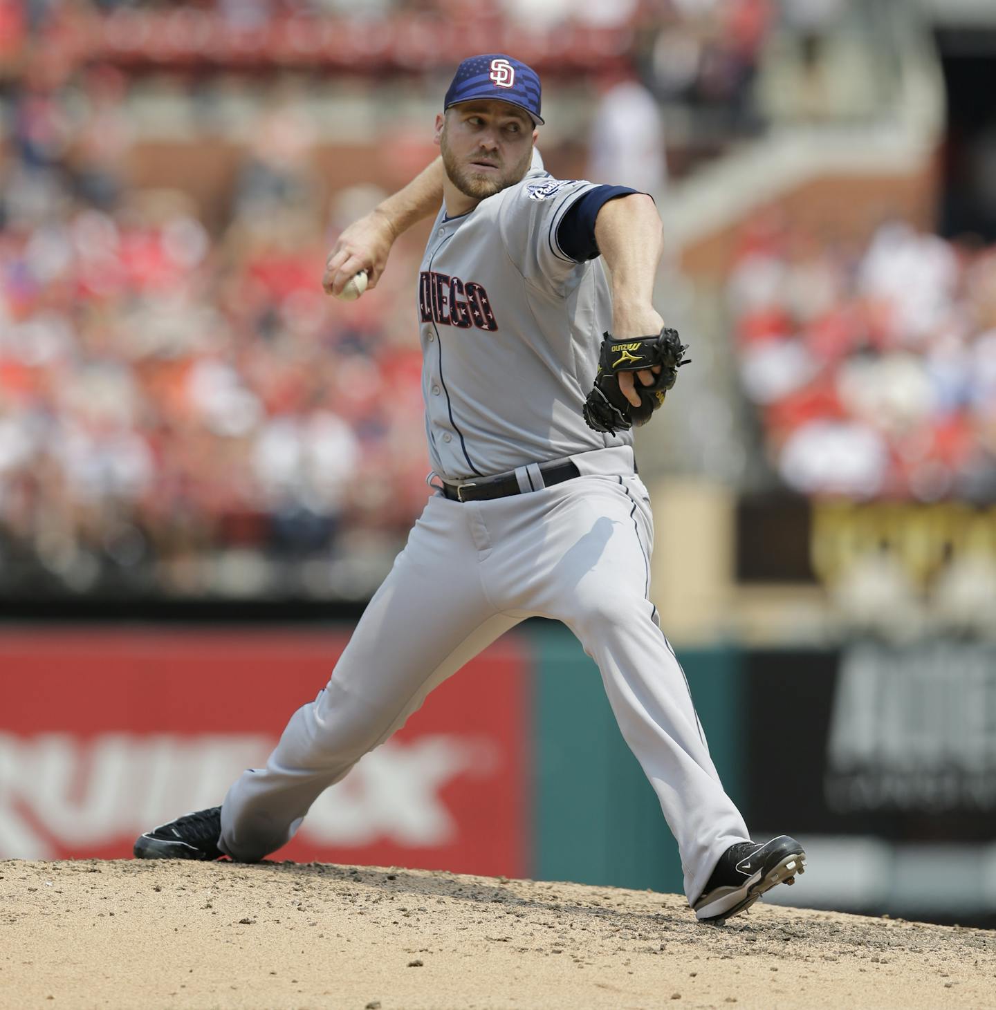 San Diego Padres relief pitcher Shawn Kelley throws during a baseball game against the St. Louis Cardinals Saturday, July 4, 2015, in St. Louis. (AP Photo/Jeff Roberson) ORG XMIT: MOJR