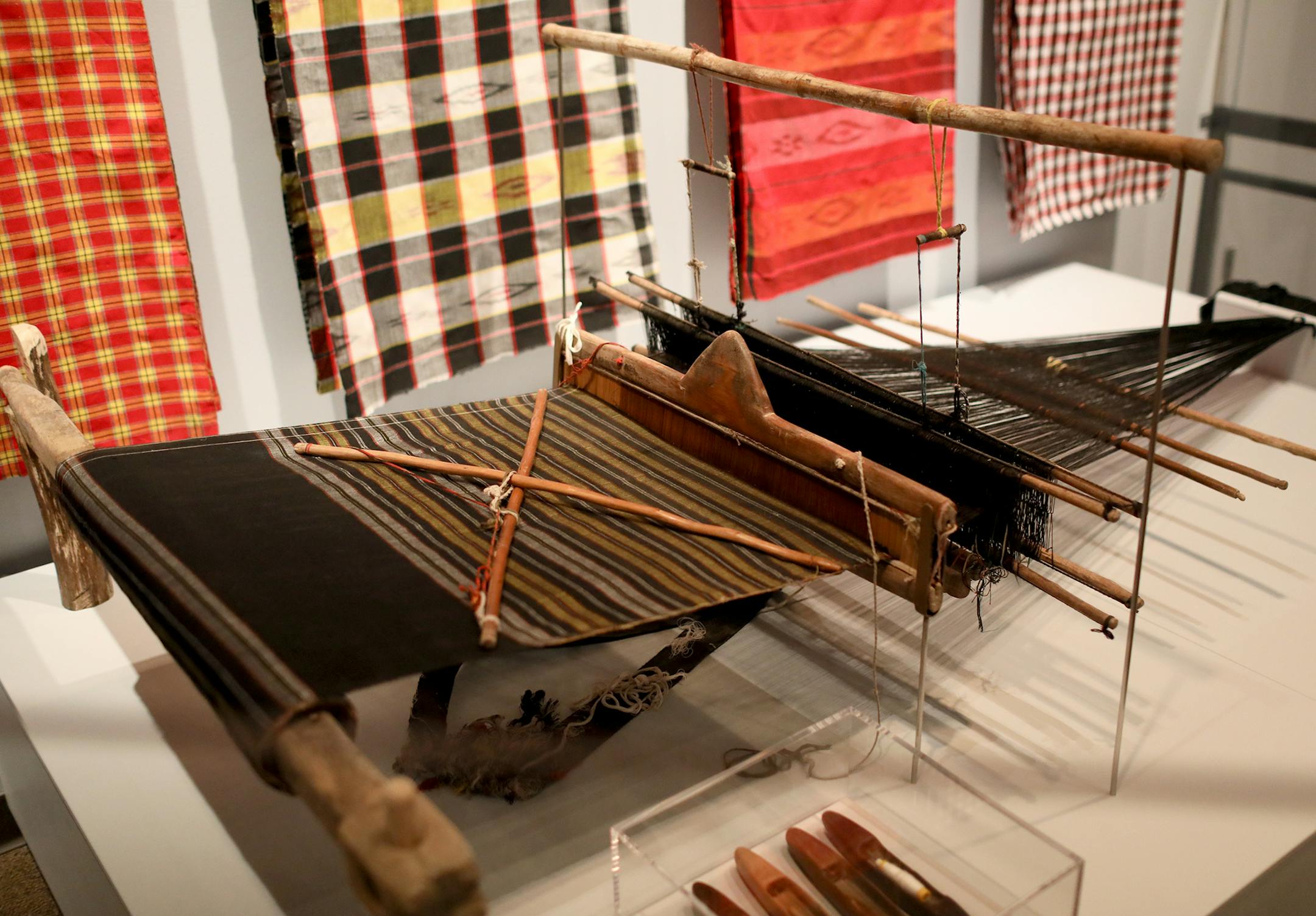 The Minnesota History Center will throw open the doors to "Somalis + Minnesota" on June 23, the first long-term exhibit about the east African nation's culture, heritage and diaspora at the state's premier history museum. Minnesota is home to the largest Somali population in the United States. Here, a weaving loom and textiles purchased from a weaver in Somalia at the exhibit at the Minnesota History Center Tuesday, June 19, 2018, in St. Paul, MN.] DAVID JOLES ï david.joles@startribune.com